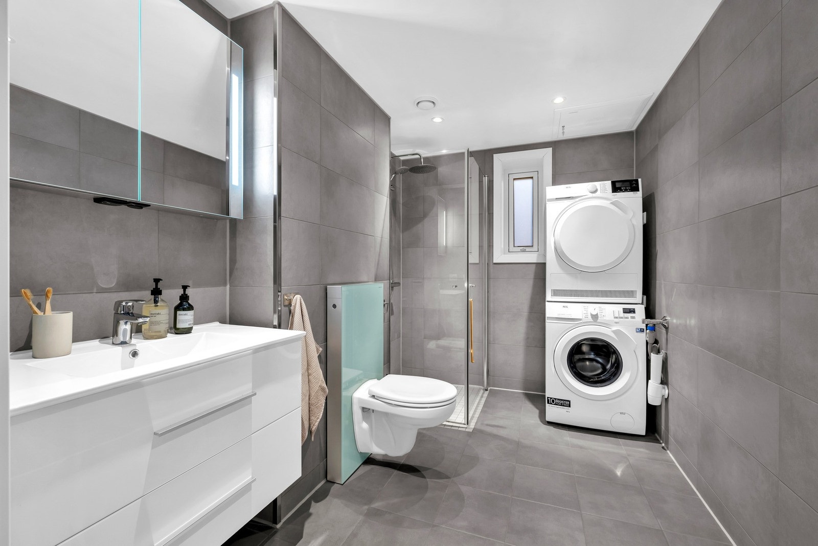 Delikat baderom av baderomskabin fra byggeåret 2020. Galleribilde