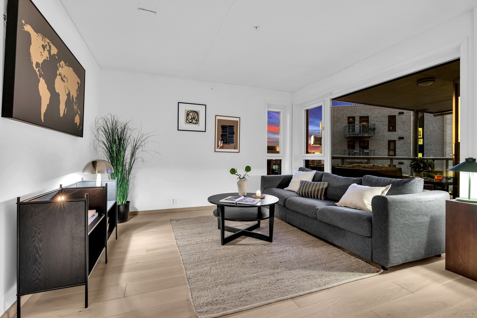 Rommet har store vindusflater som slipper inn rikelig med naturlig lys. Galleribilde