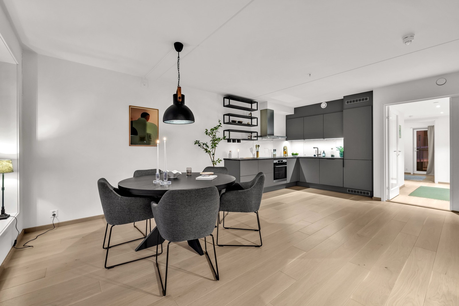 Leiligheten har en åpen kjøkkenløsning mot stuen. Galleribilde