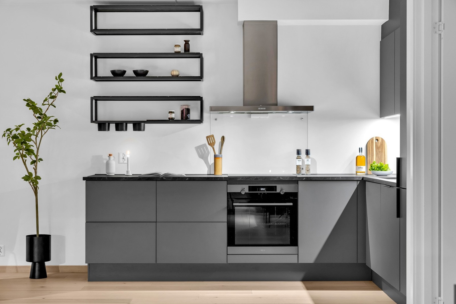 Slitesterk benkeplate av laminat og underlimt oppvaskkum med ett-greps armatur. Galleribilde