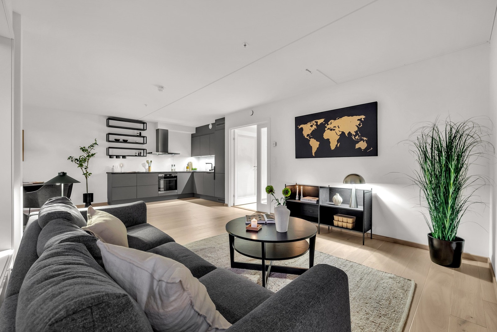 God plass til både spisegruppe ved kjøkkenet og sofagruppe med tv-møblement i stuen. Galleribilde