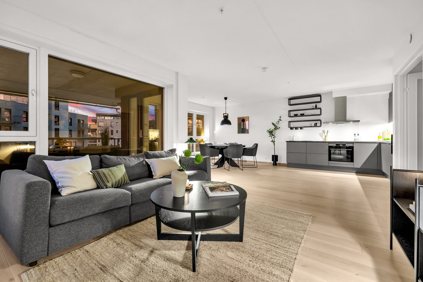 En lekker og moderne 3-roms selveier leilighet med høy standard fra byggeåret 2020. Galleribilde