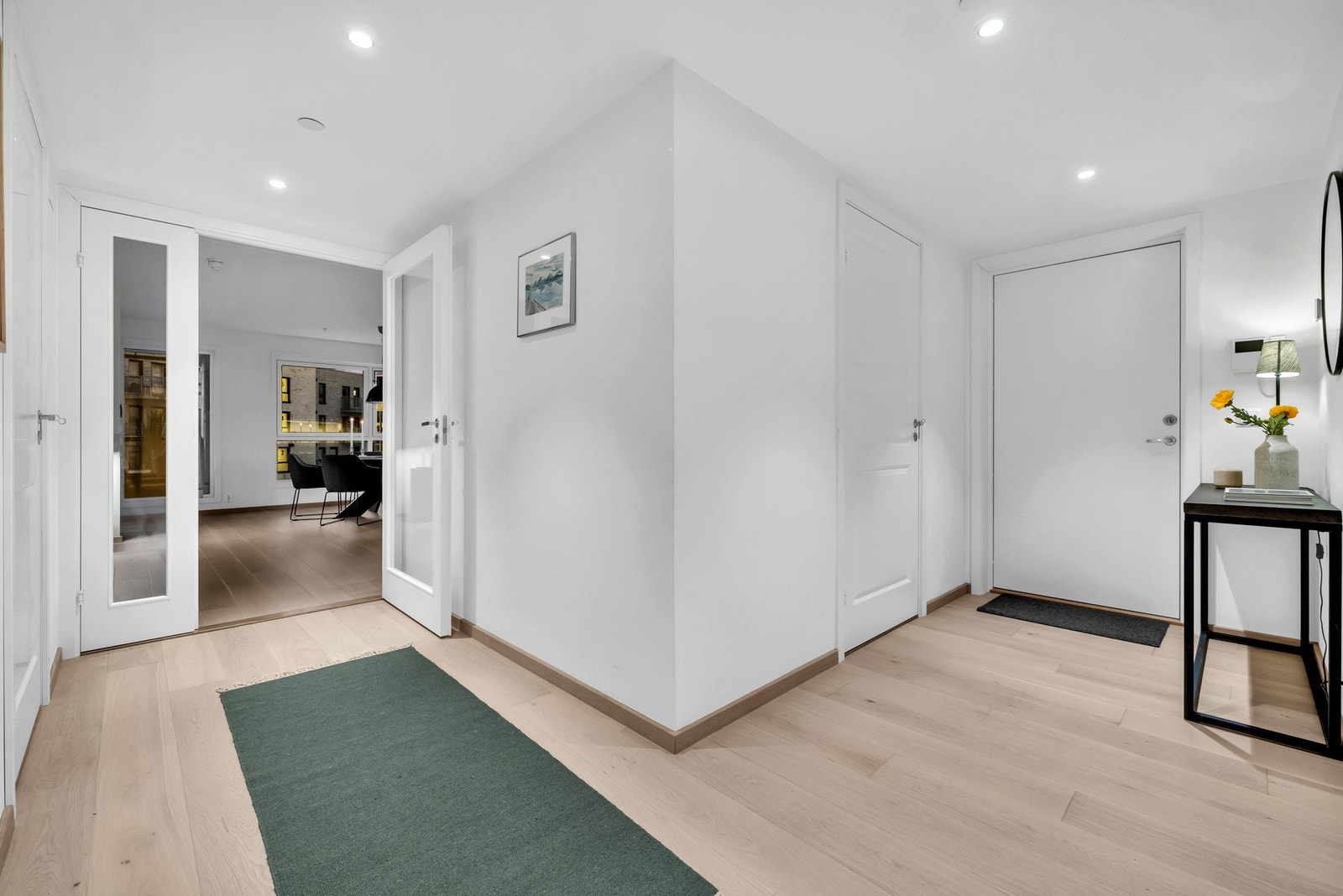 Det er en praktisk glassdør inn til stue/kjøkken som gjør at man enkelt kan skjerme soverommene fra oppholdsrommet. Galleribilde