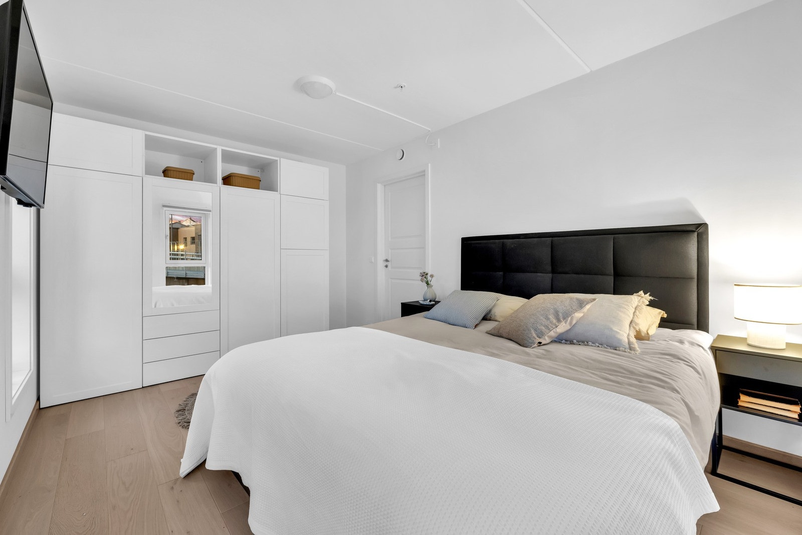 Hovedsoverommet har god plass til både dobbeltseng, nattbord og en stor garderobeløsning langs veggen. Galleribilde