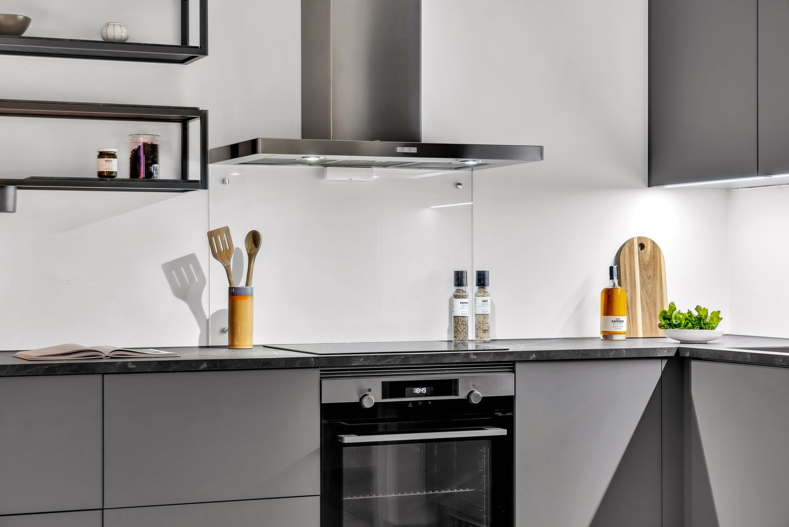 Det er integrerte hvitevarer som kjøleskap med fryser, oppvaskmaskin, stekeovn og nedsenket induksjonstopp. Galleribilde