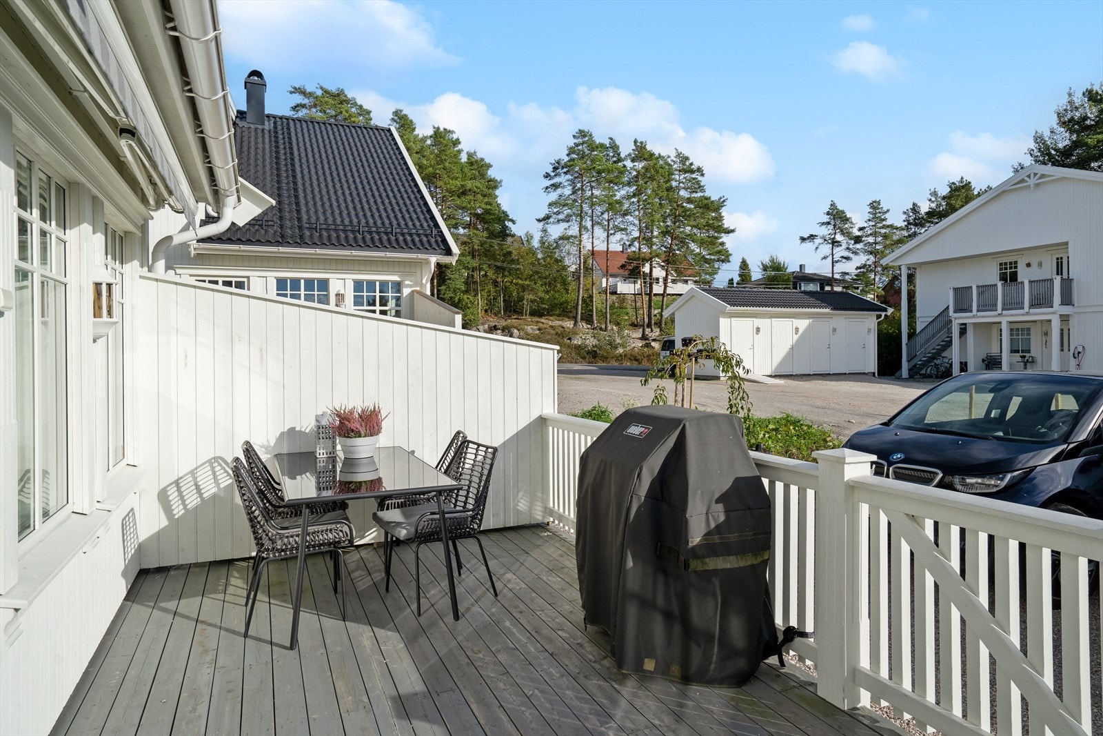 På terrassen utenfor stuen er det gode solforhold Galleribilde