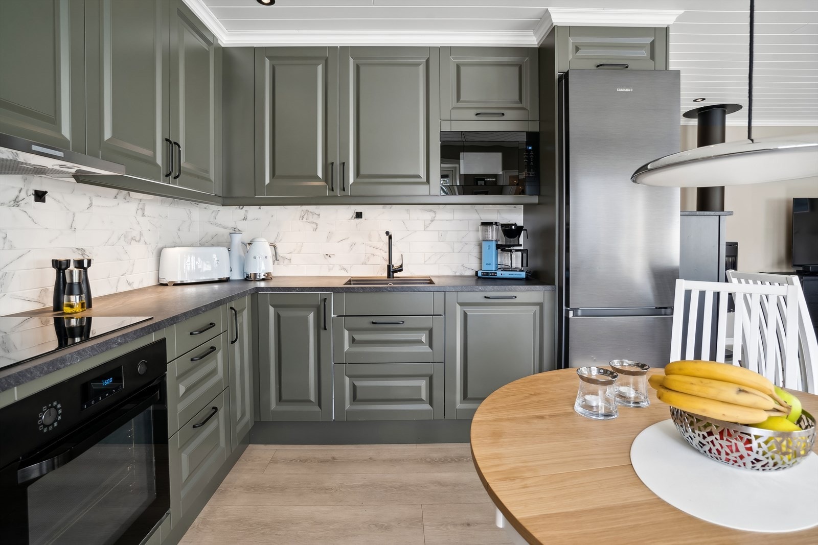 Kjøkkenet har profilerte fronter og laminat benkeplate Galleribilde