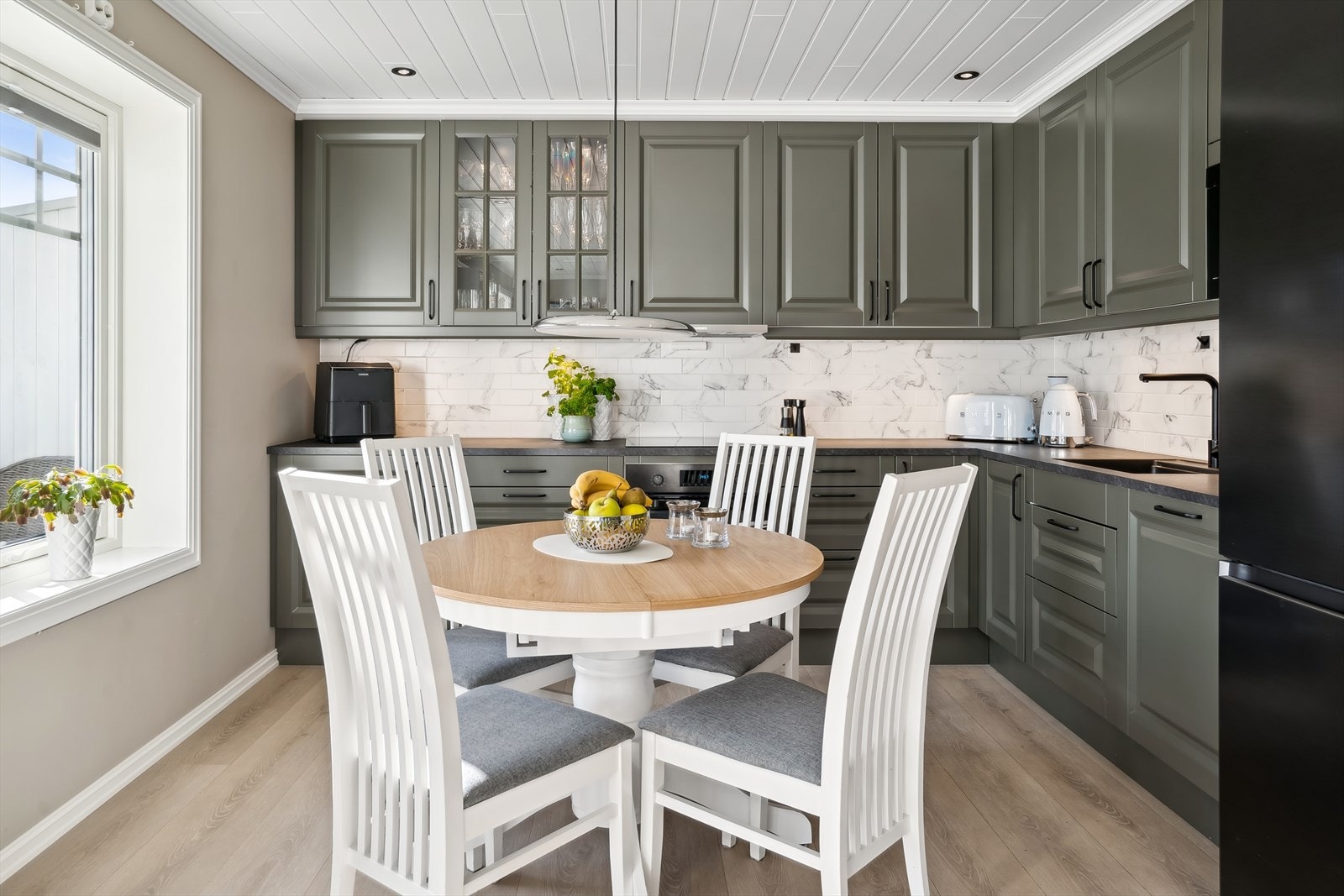 Kjøkkenet har integrerte hvitevarer som stekeovn, mikro, platetopp og oppvaskmaskin Galleribilde