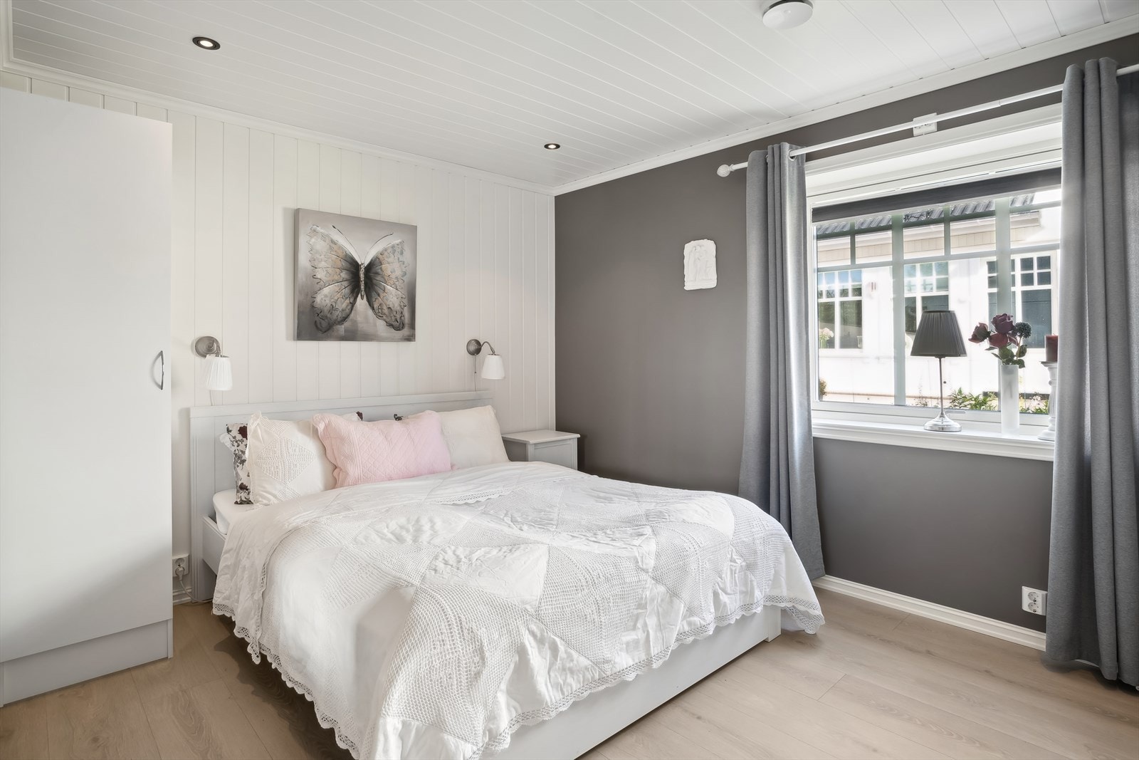 Hovedsoverommet ligger i 1.etasje. Det god plass til seng, nattbord og garderobe Galleribilde