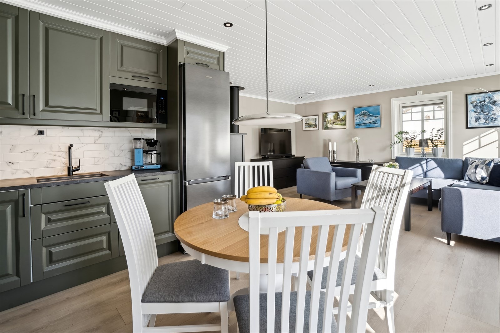 I tilknytning til kjøkkenet er det naturlig plass til spisebordet Galleribilde