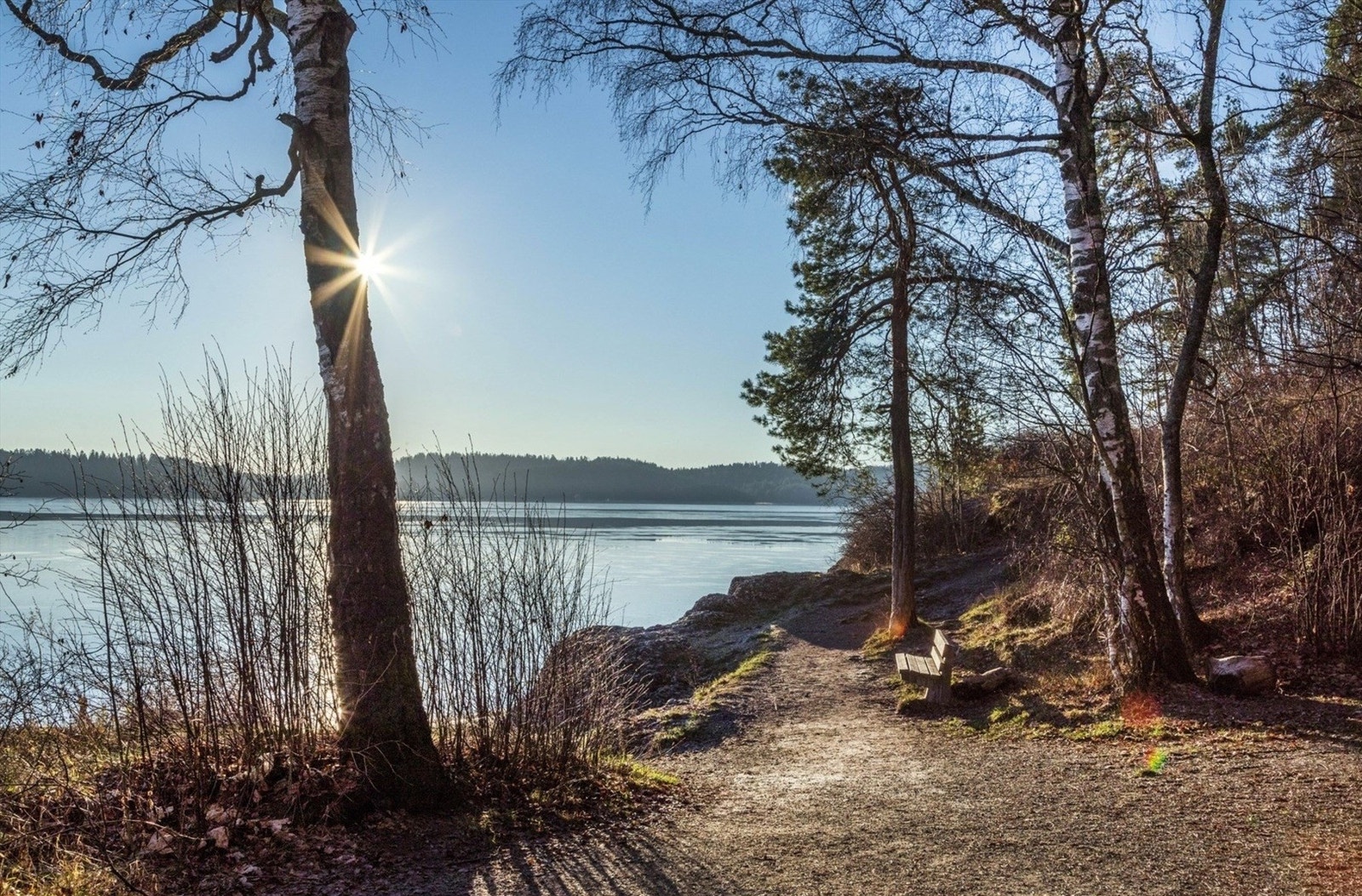 Idylliske tursti langs vannet Galleribilde