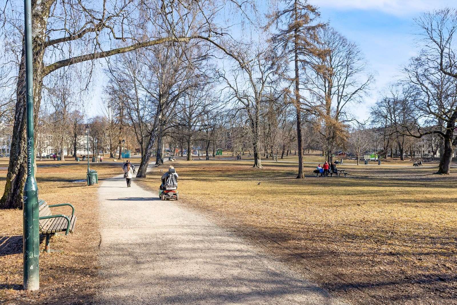 Sofienbergparken, fantastisk grøntareal rett utenfor leiligheten. Parken er et populært samlingssted med blant annet den årlige Pip-festivalen. Galleribilde