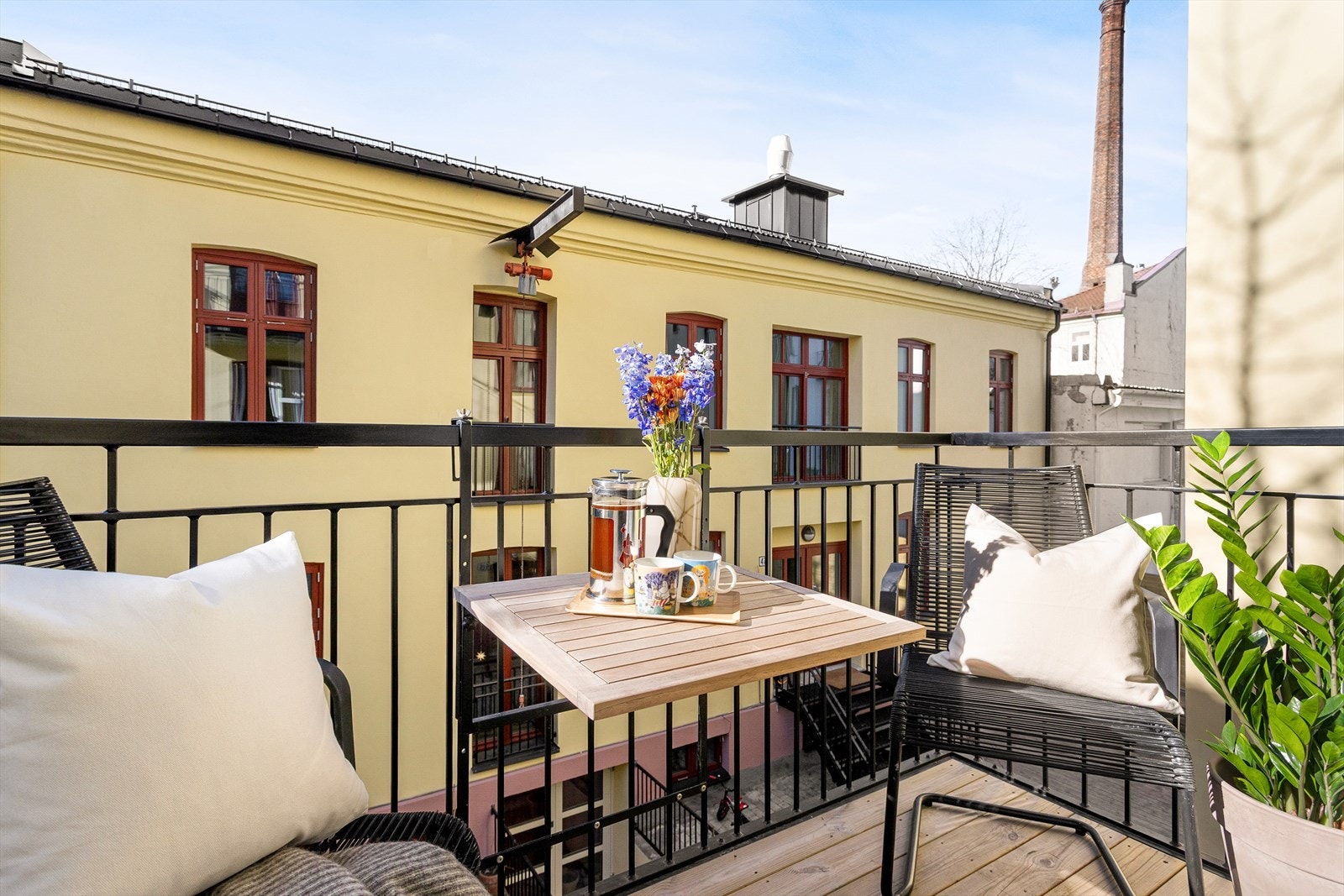 Solrik balkong på 3 kvm med hyggelig utsikt mot bakgård. Galleribilde