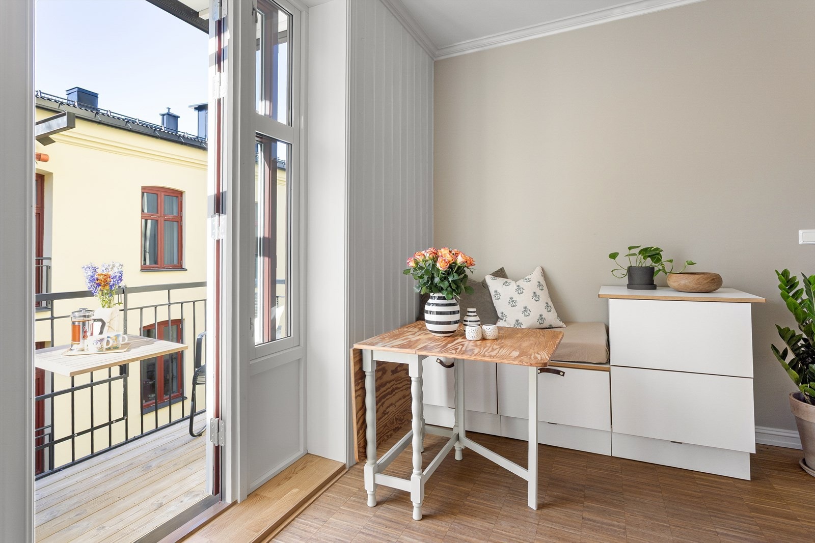 Rikelig med naturlig lys i kombinasjon med generøs takhøyde gjør at leiligheten oppleves større. Galleribilde