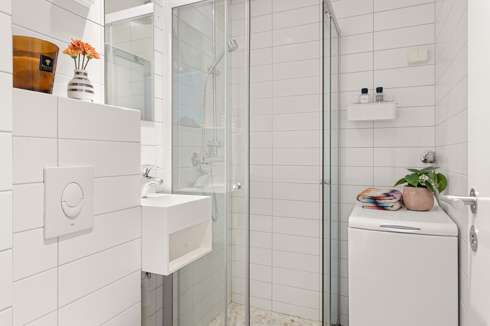 Pent flislagt bad fra 2010 med varmekabler i gulv. Galleribilde