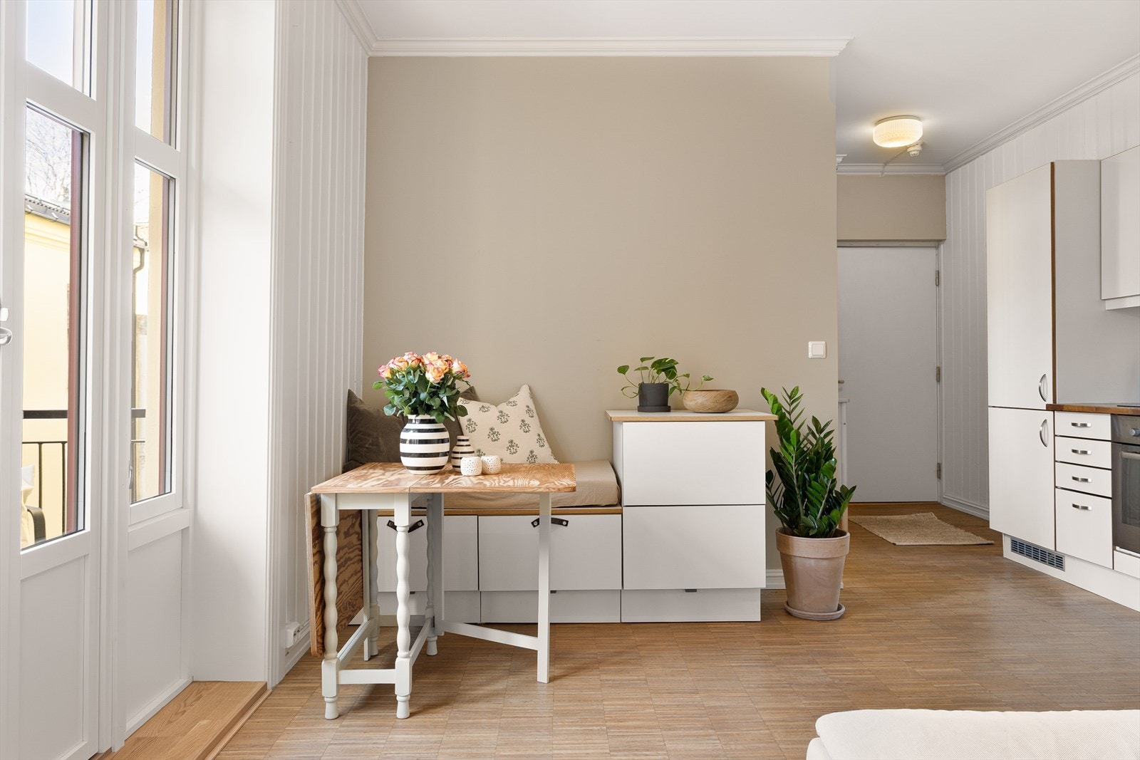 Praktisk sittebenk med ekstra oppbevaring. Galleribilde