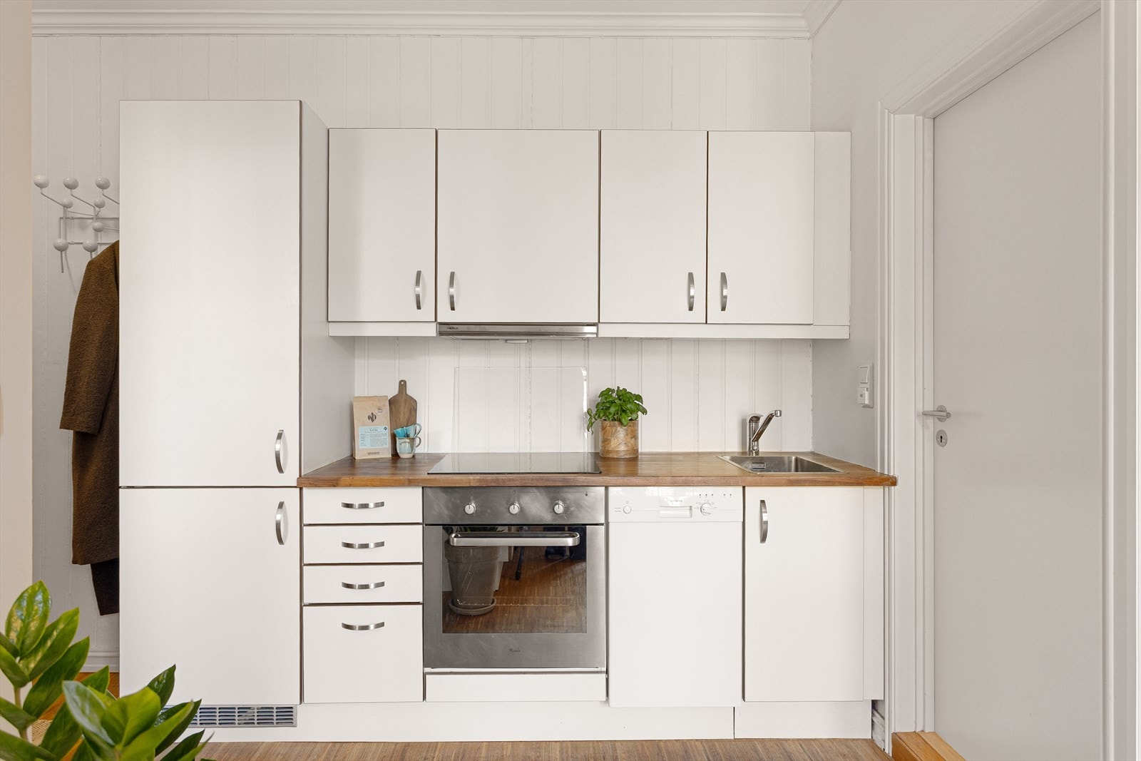 Kjøkkenet er utstyrt med kombiskap, komfyr, koketopp og oppvaskmaskin. Galleribilde