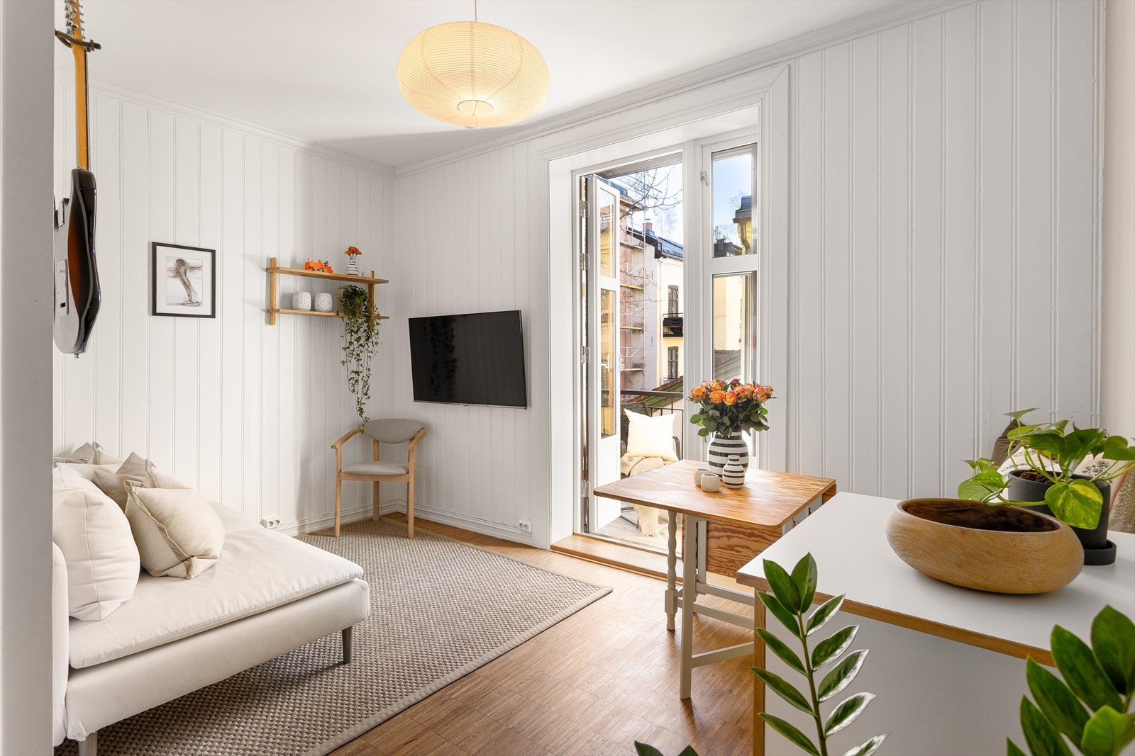 Hele leiligheten ligger i indre gård - helt skjermet fra støy, samtidig som du har bylivet like utenfor døren. Galleribilde