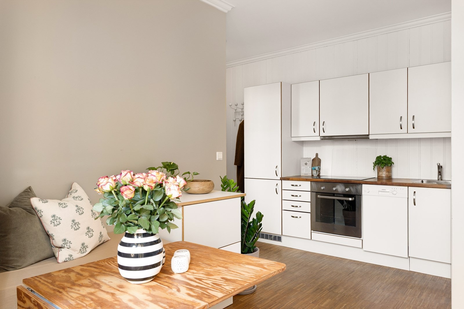 Hele bygården ble rehabilitert i 2010. Varmtvann og internett er inkludert i fellesutgiftene. Galleribilde