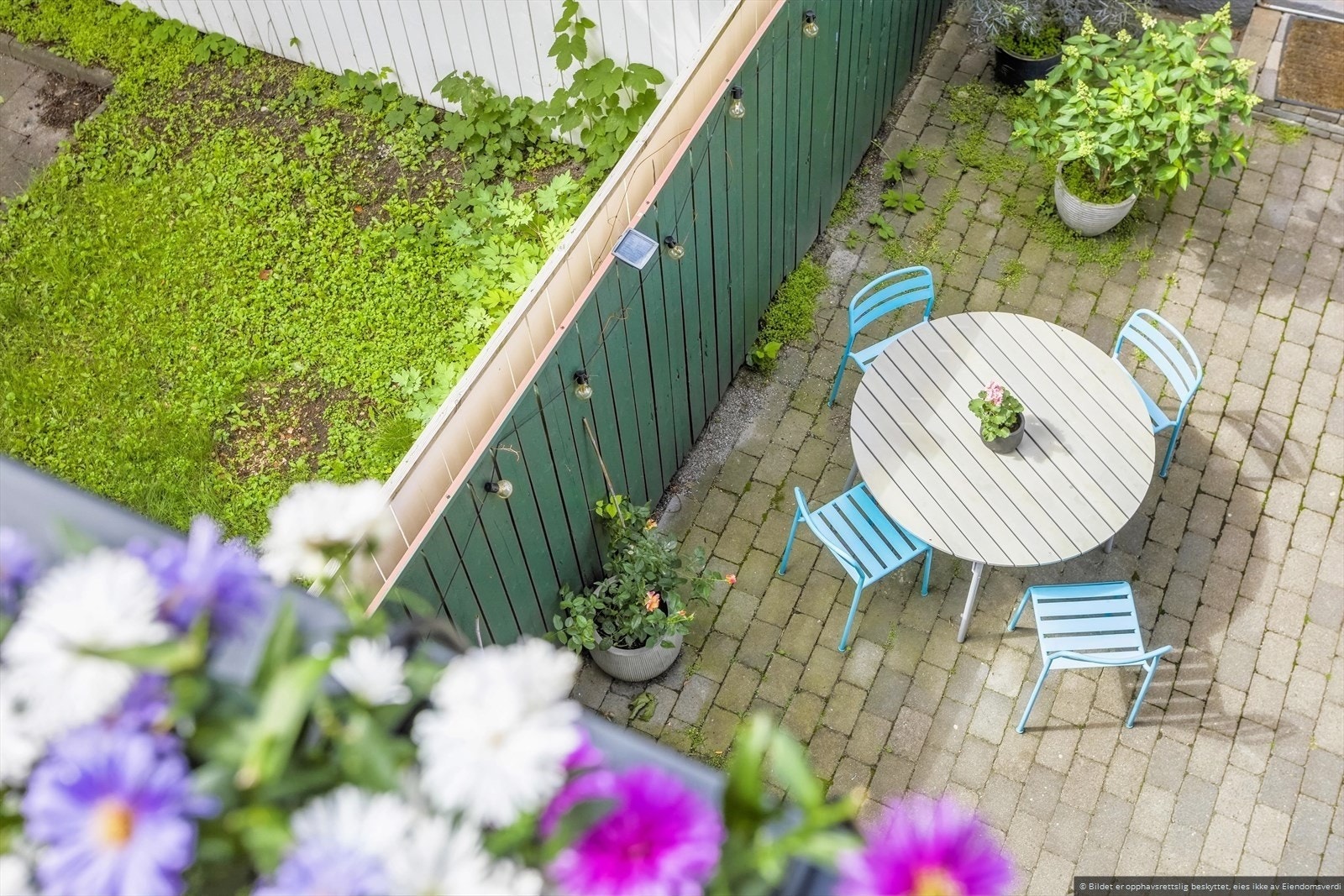 Gammelt bilde fra sommertid. Tatt fra balkong og ned mot gårdsrom. Galleribilde