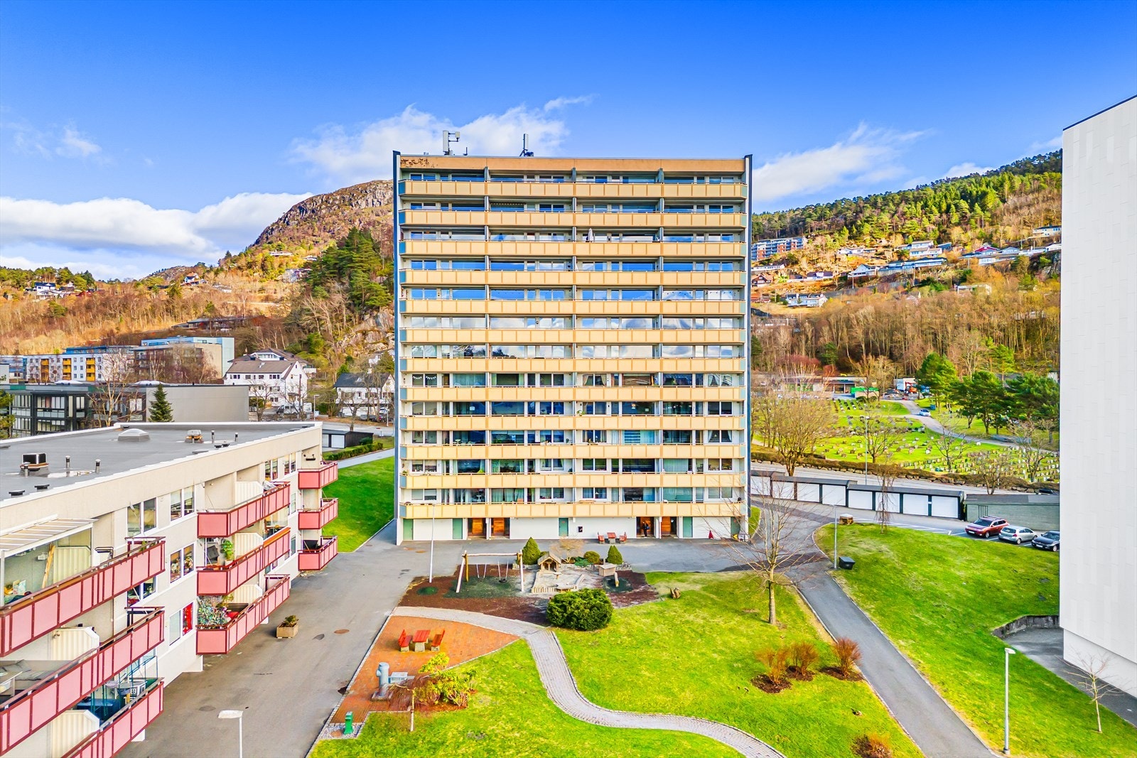 Leiligheten ligger fint plassert i 4.etasje med gode sol- og utsiktsforhold. Galleribilde