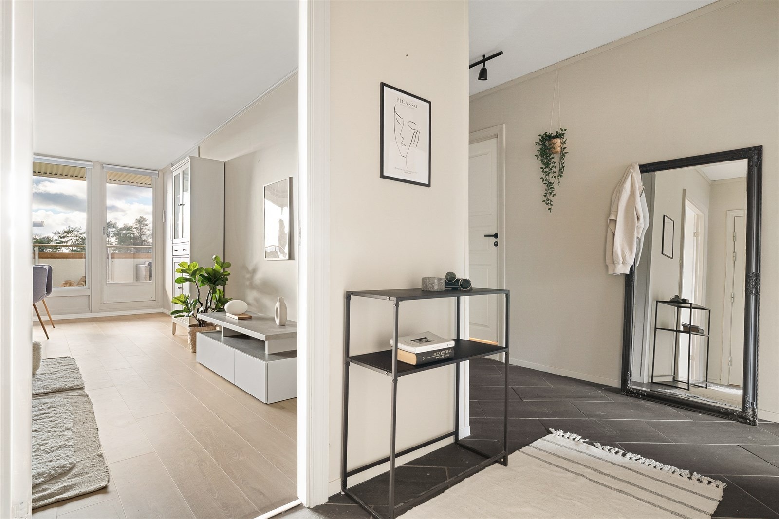 Lys og innbydende entrè med plass til oppbevaring av sko og yttertøy. Galleribilde