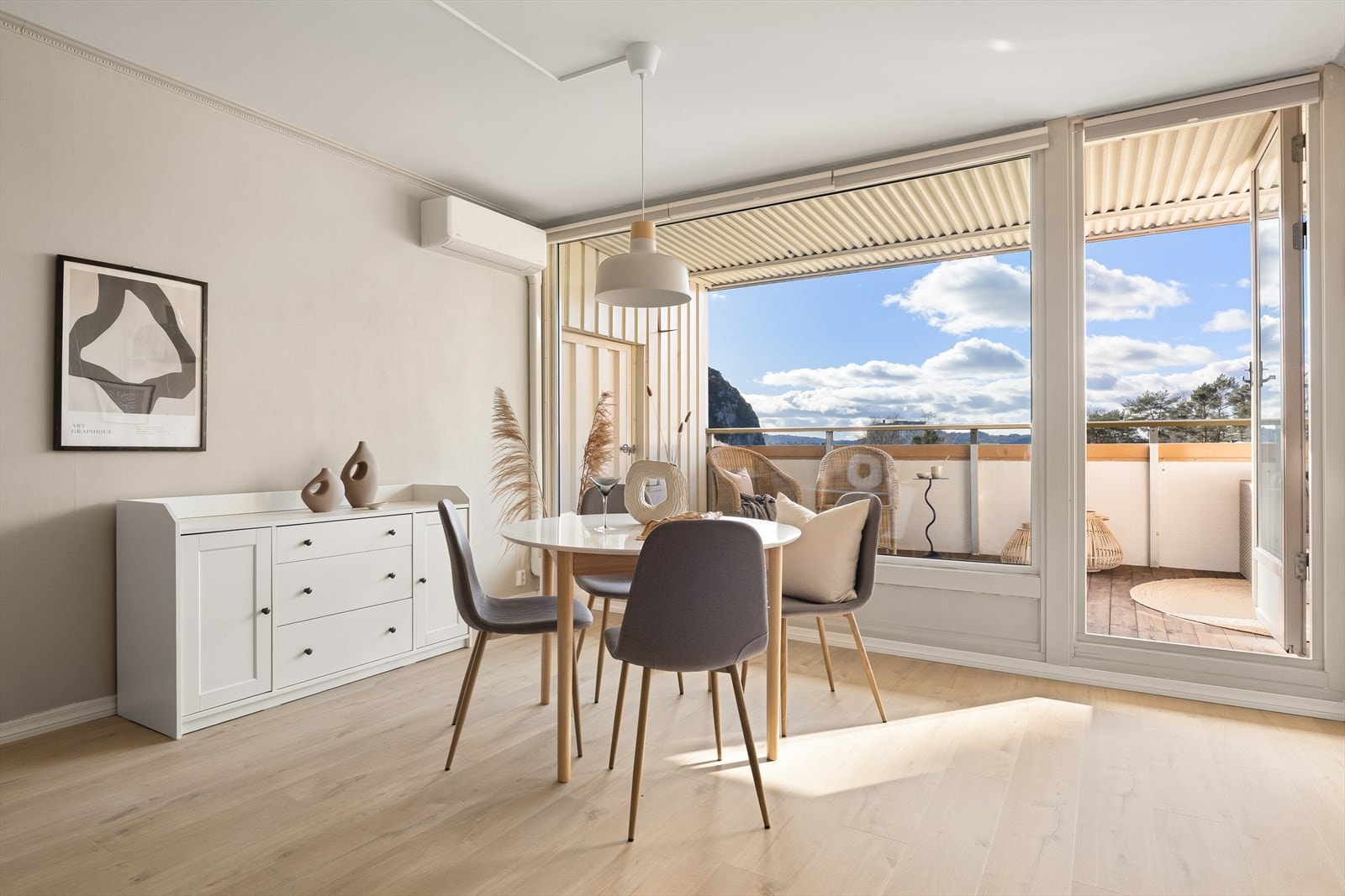 Store vindusflater gir rikelig med naturlig lys til rommet, her er det også varmepumpe. Galleribilde