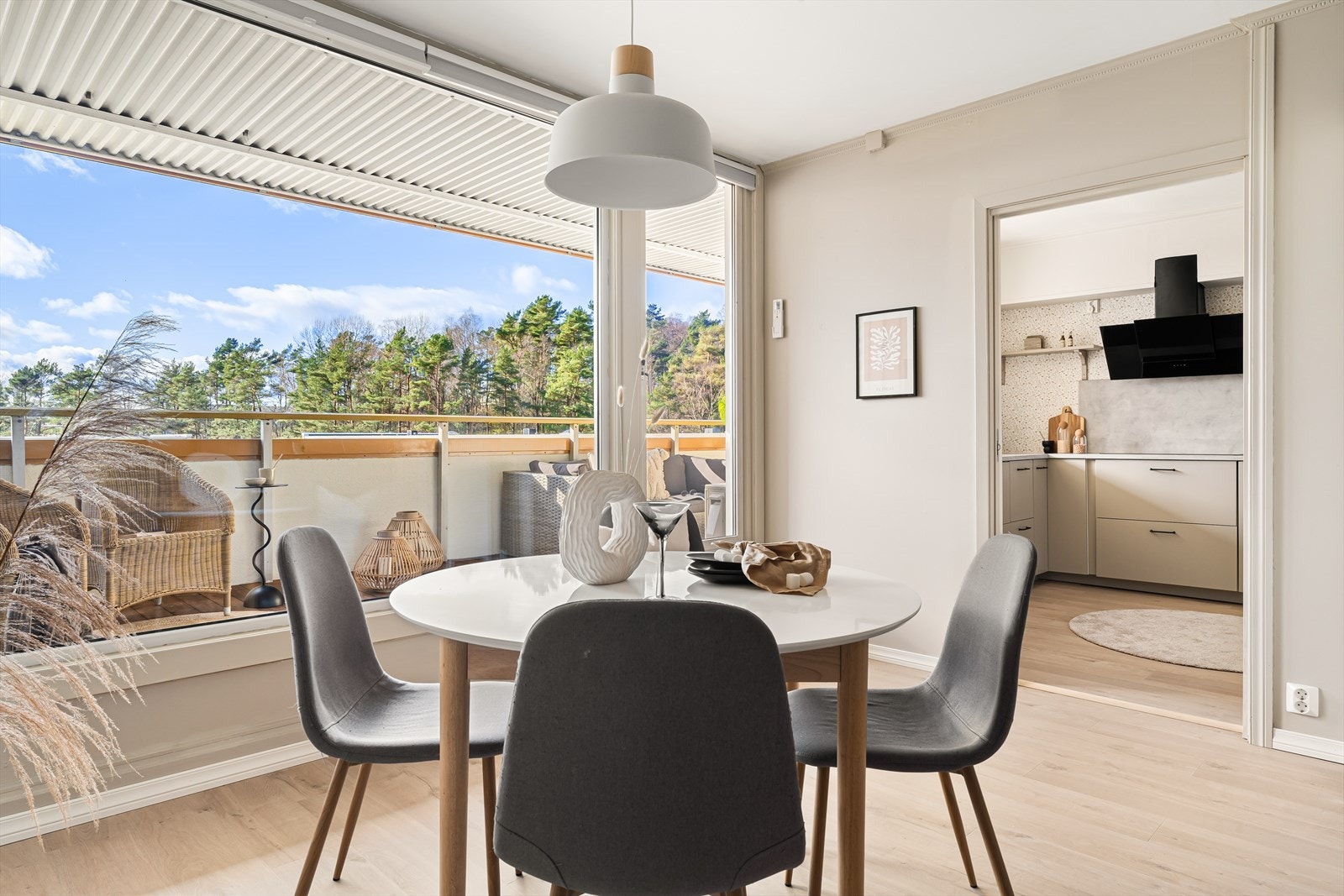 Fra stuen er det utgang til egen romslig balkong. Galleribilde