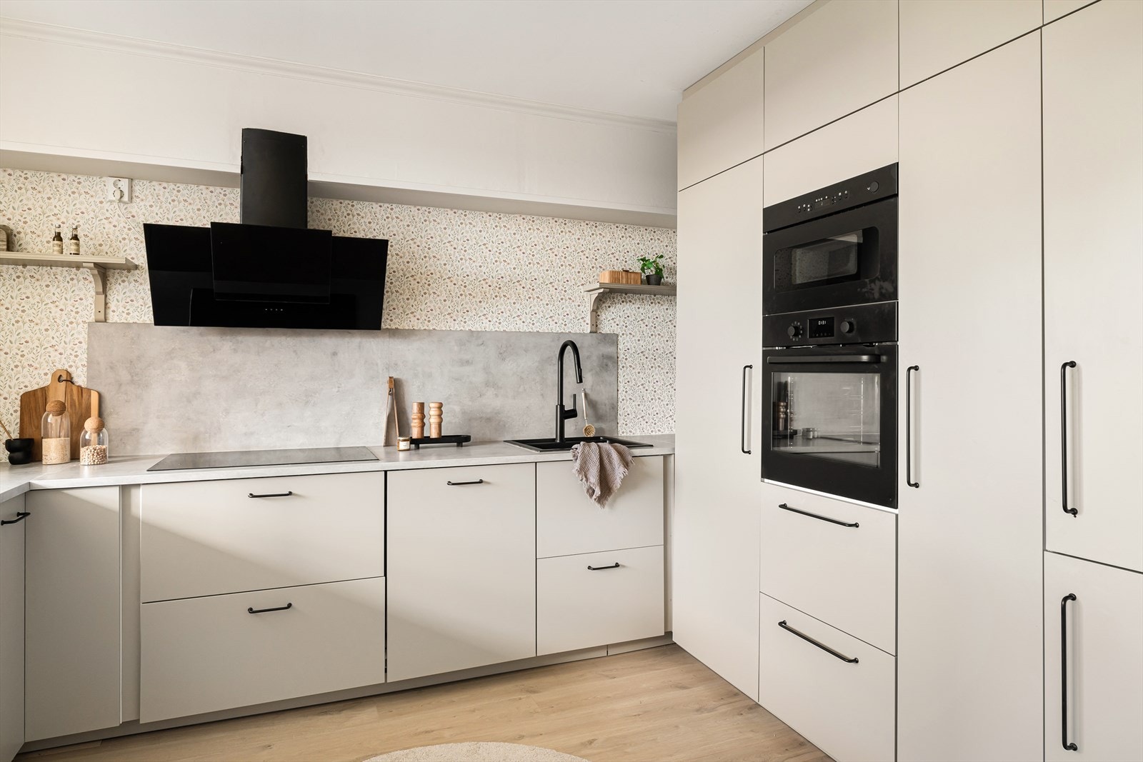 Rikelig med skap- og benkeplass til hobbykokken. Galleribilde