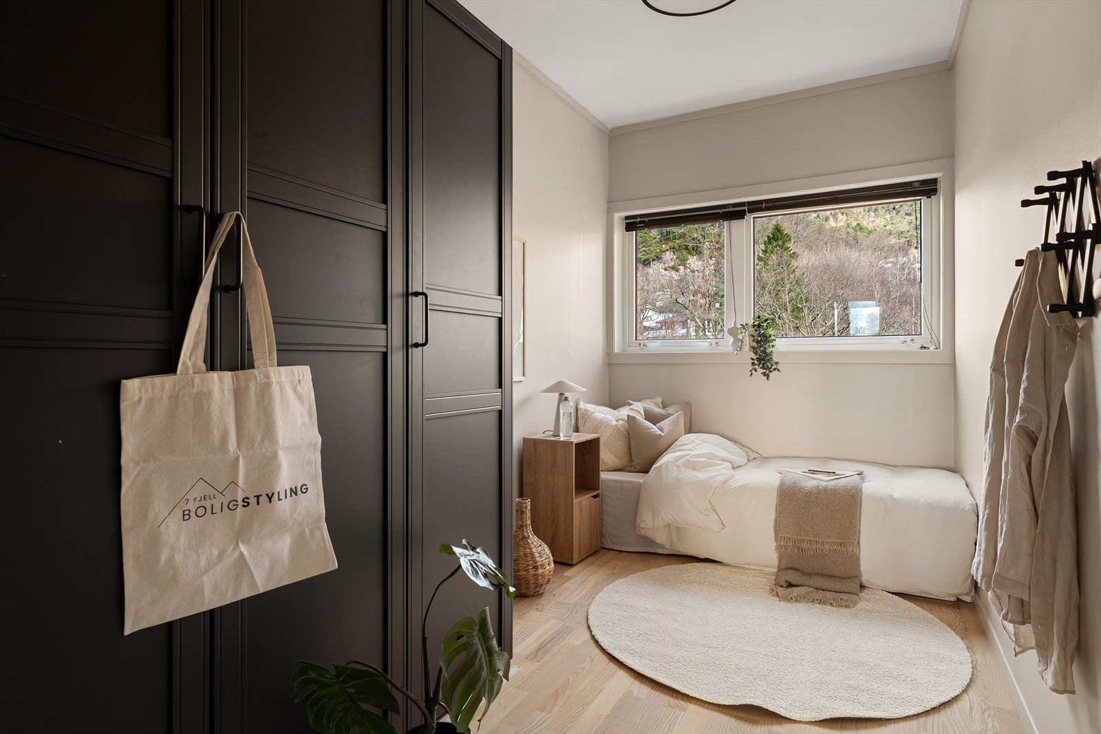 Leilighetens andre soverom er også av god størrelse, med plass til seng, nattbord, garderobeløsning og annen ønsket innredning. Galleribilde