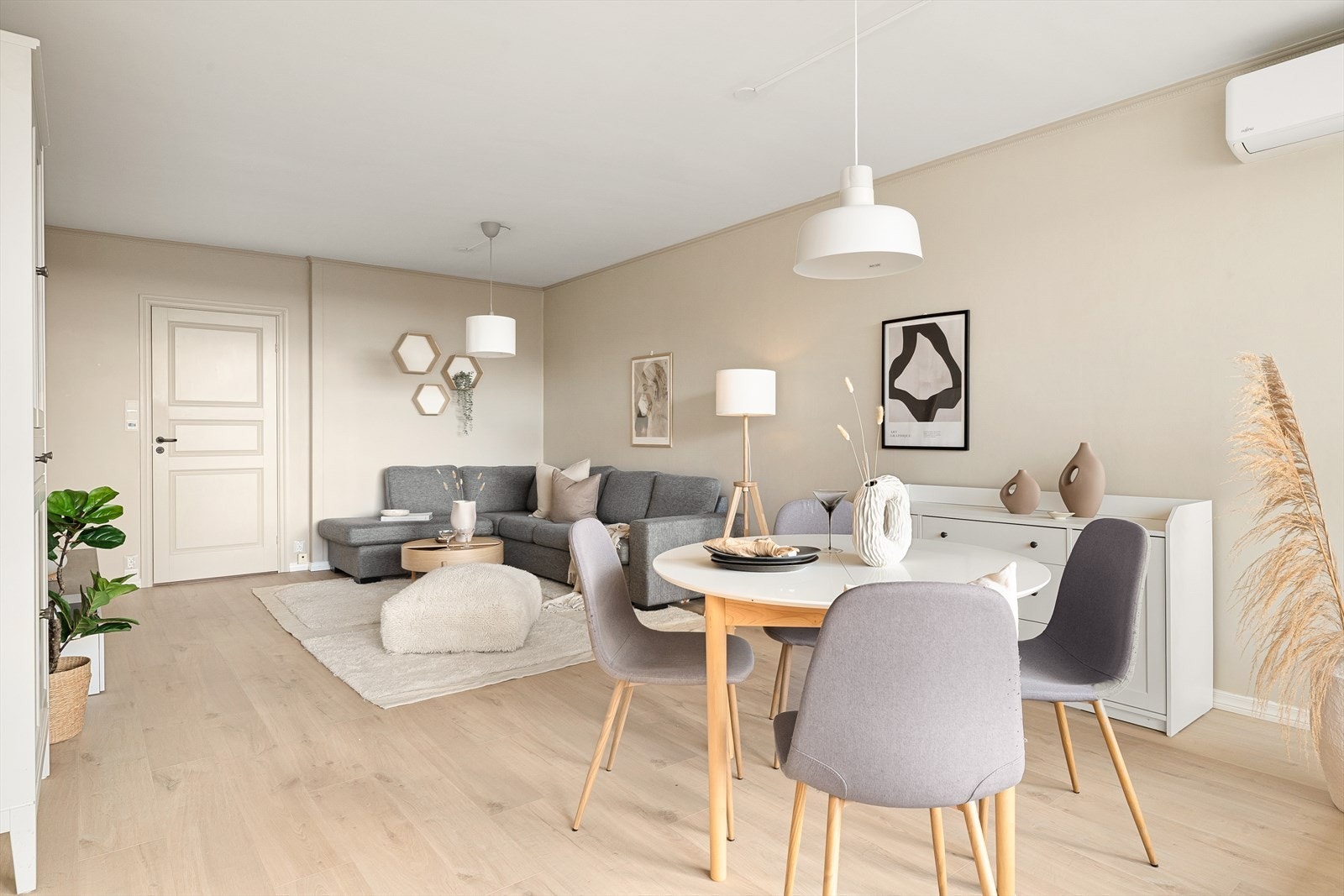 Leiligheten har lyse og pene overflater og i stuen er det god plass til spise-og sofagruppe. Galleribilde