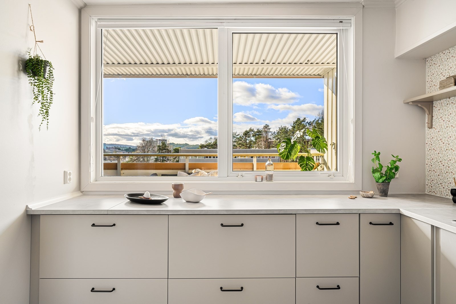 Stort vindu gir godt med naturlig lys til kjøkkenet. Galleribilde