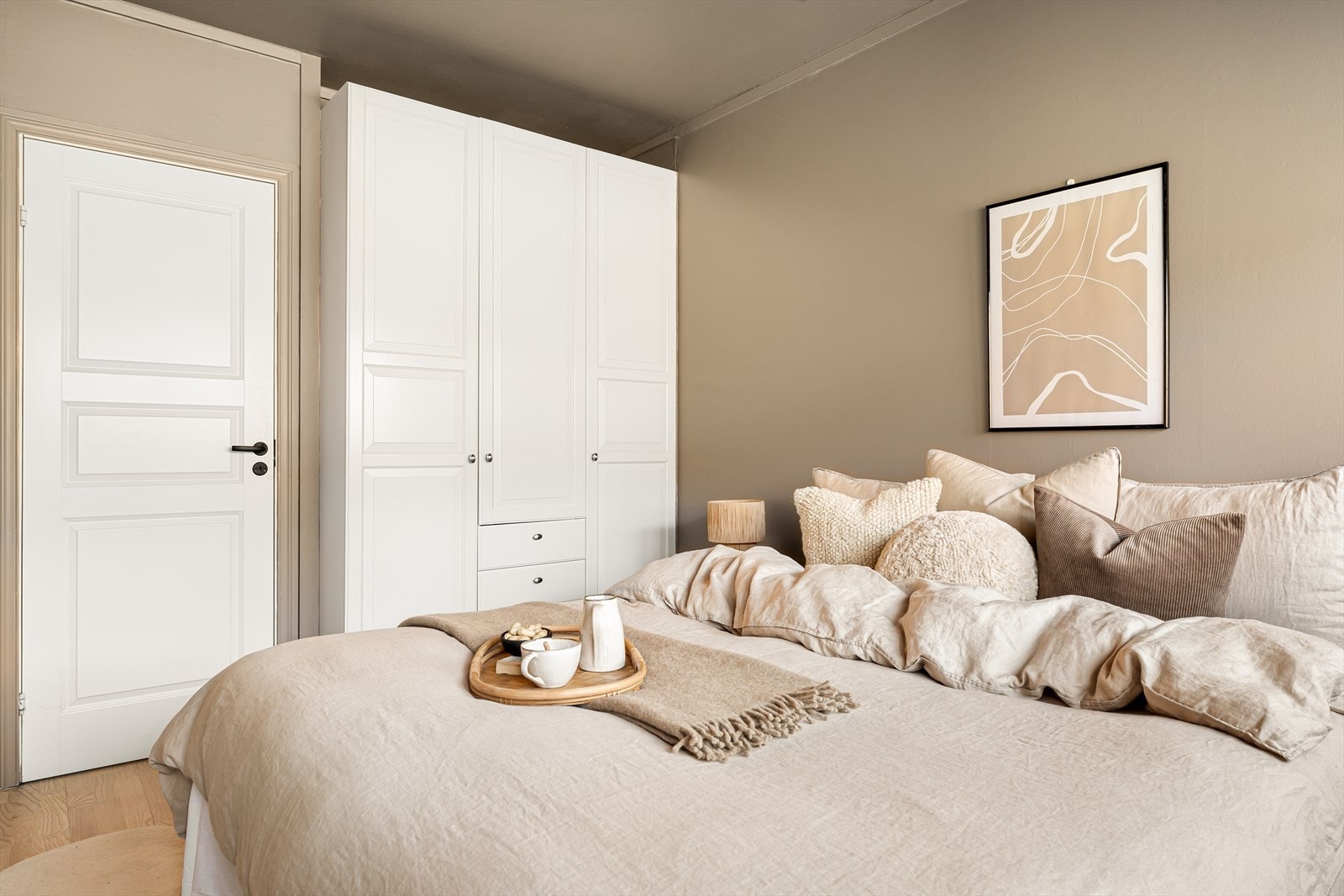 Rikelig plass til garderobeinnredning, nattbord, dobbeltseng og annen ønsket innredning. Galleribilde