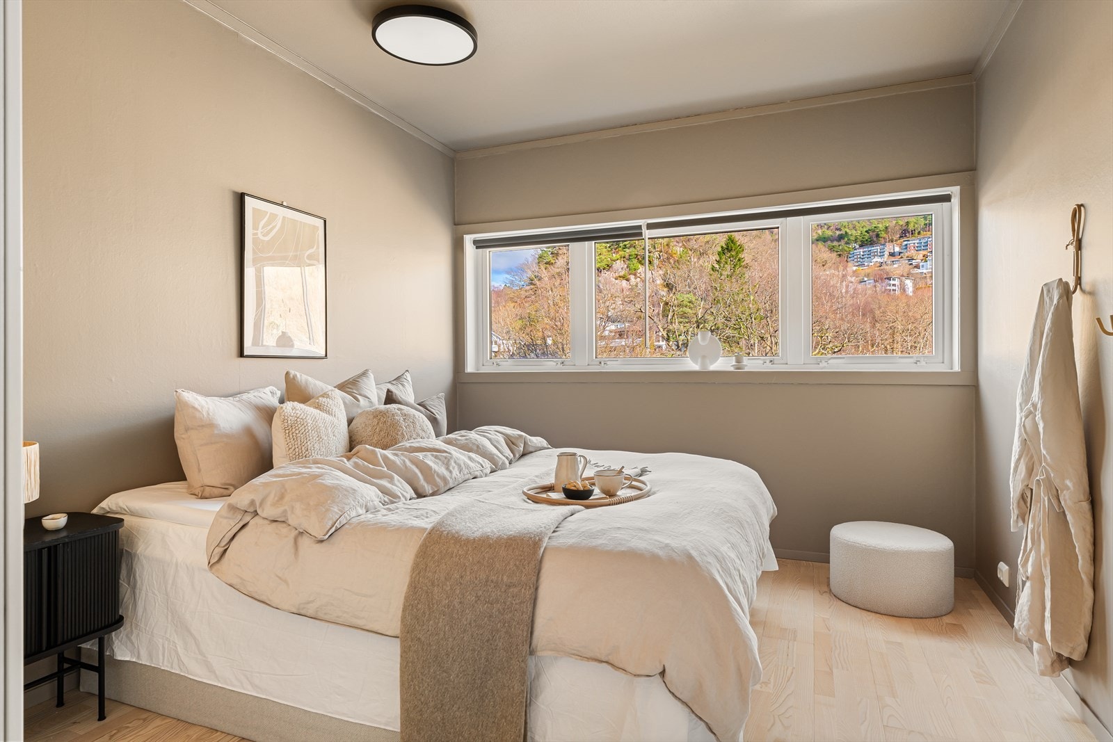 Leiligheten har to soverom - På hovedsoverommet er både tak og vegger malt i en flott beige farge som gir rommet en lun følelse. Galleribilde