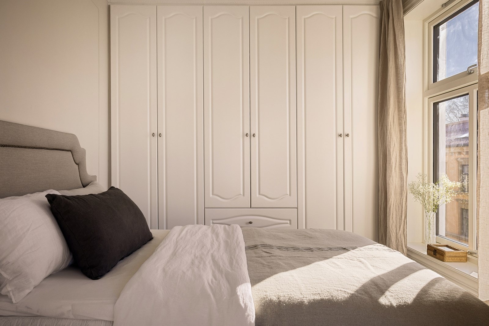 Plassbygd skap fra gulv til tak med plass til oppbevaring. Galleribilde