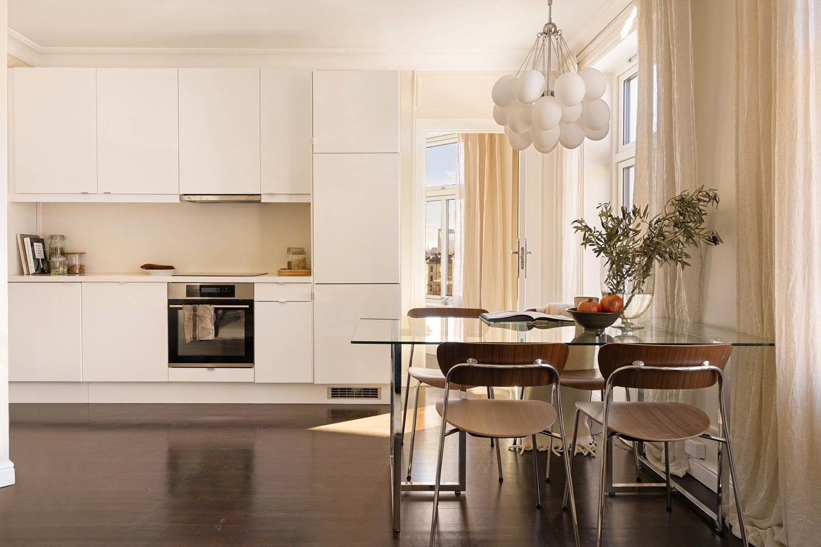 Denne flotte leiligheten ligger i 4.etasje med utsikt nedover løkka og store klassiske vinduer som skaper en lys og luftig atmosfære. Galleribilde