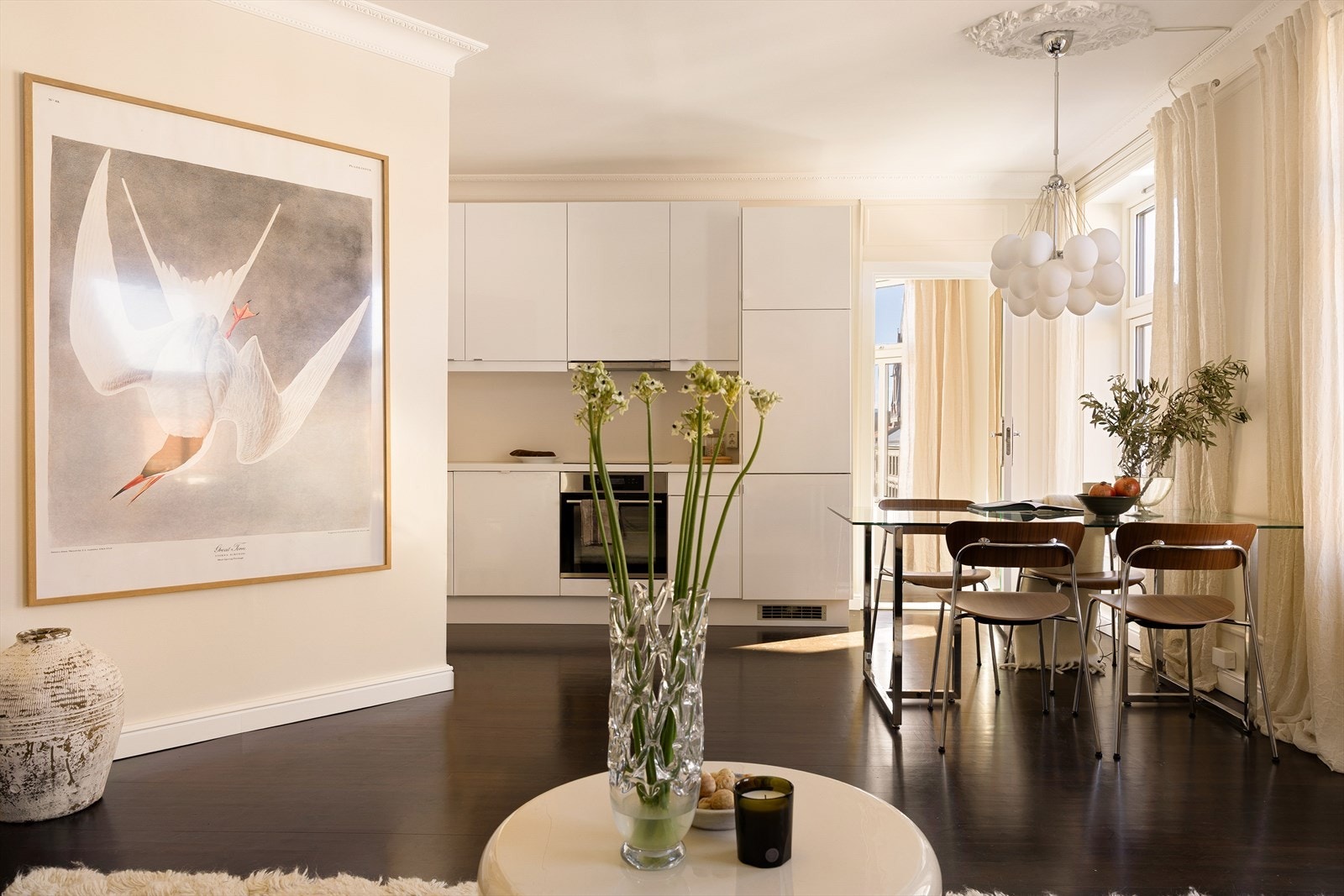 Stuen har åpen løsning mot kjøkkenet med god plass til sofa og spisebord. Galleribilde