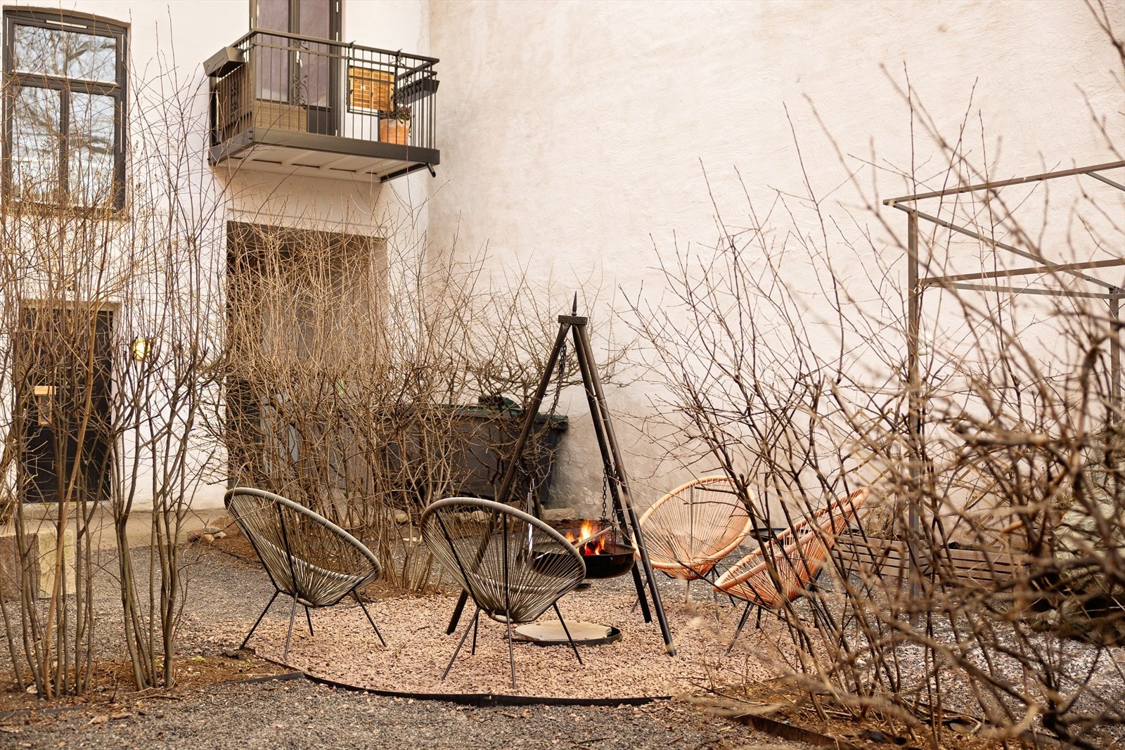 Hyggelig opparbeidet bakgård med sittegrupper, grill, prydbusker, beplantning og interne grusveier. Galleribilde