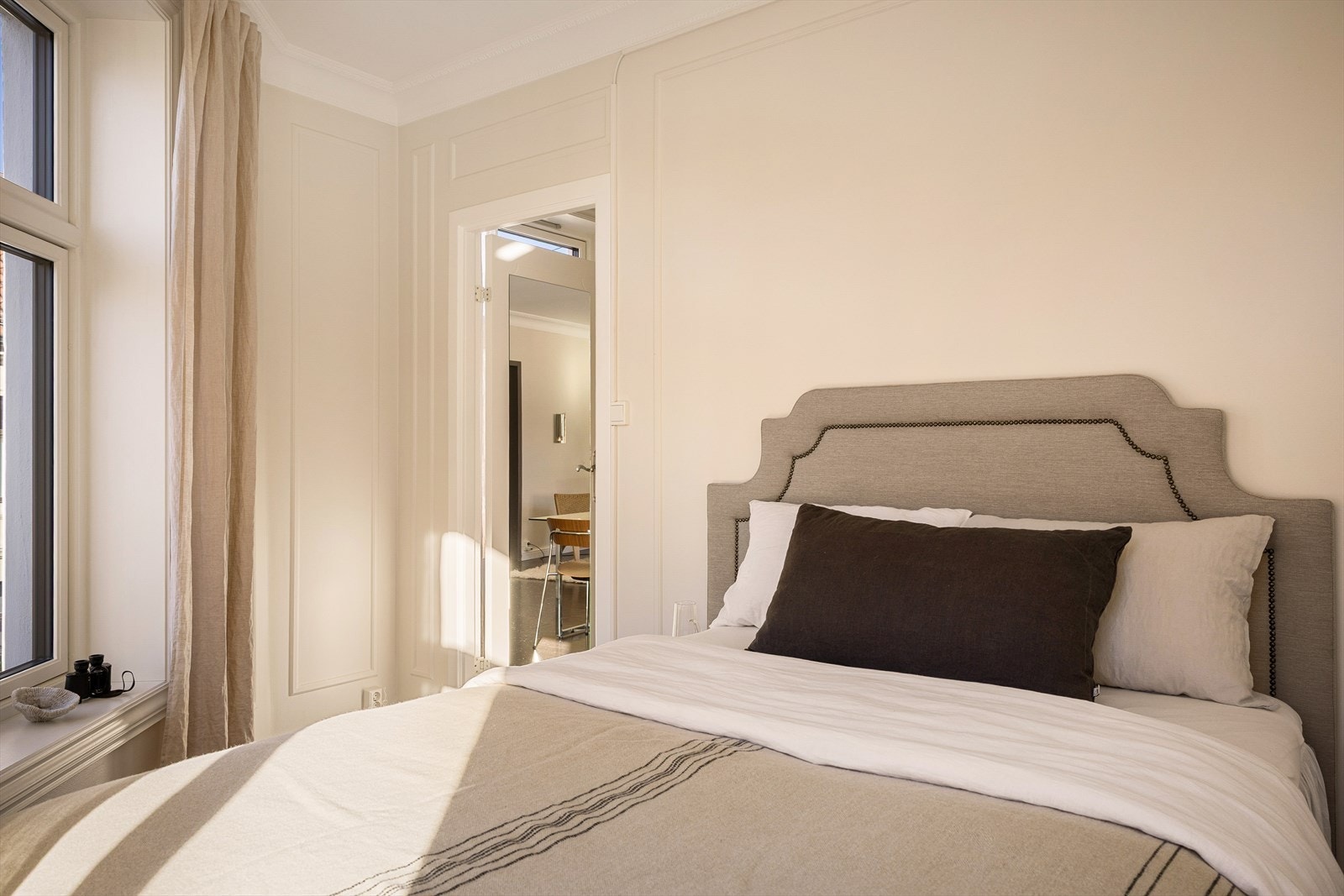 Soverommet oppleves luftig og behagelig med store vindusflater og lyse farger. Galleribilde