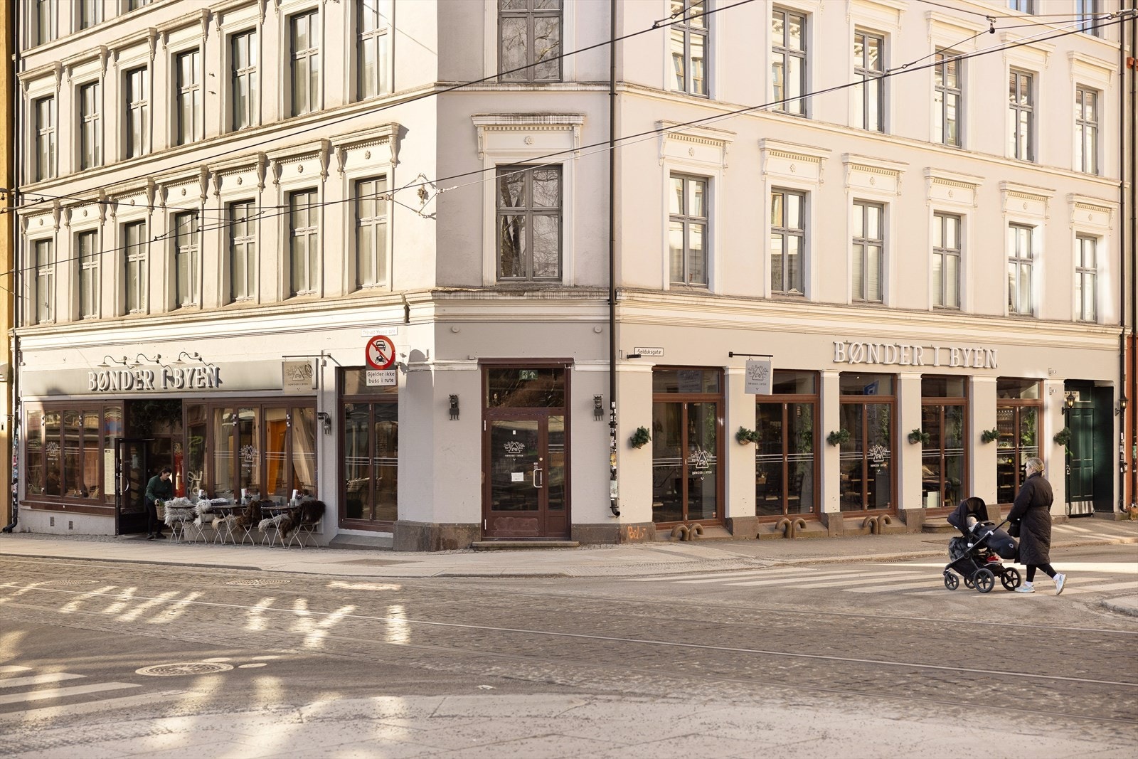 Videre finner man noen av de mest spennende restaurantene og barene Oslo har å tilby som for eksempel Bønder i byen, Trancher og Parkteateret. Galleribilde