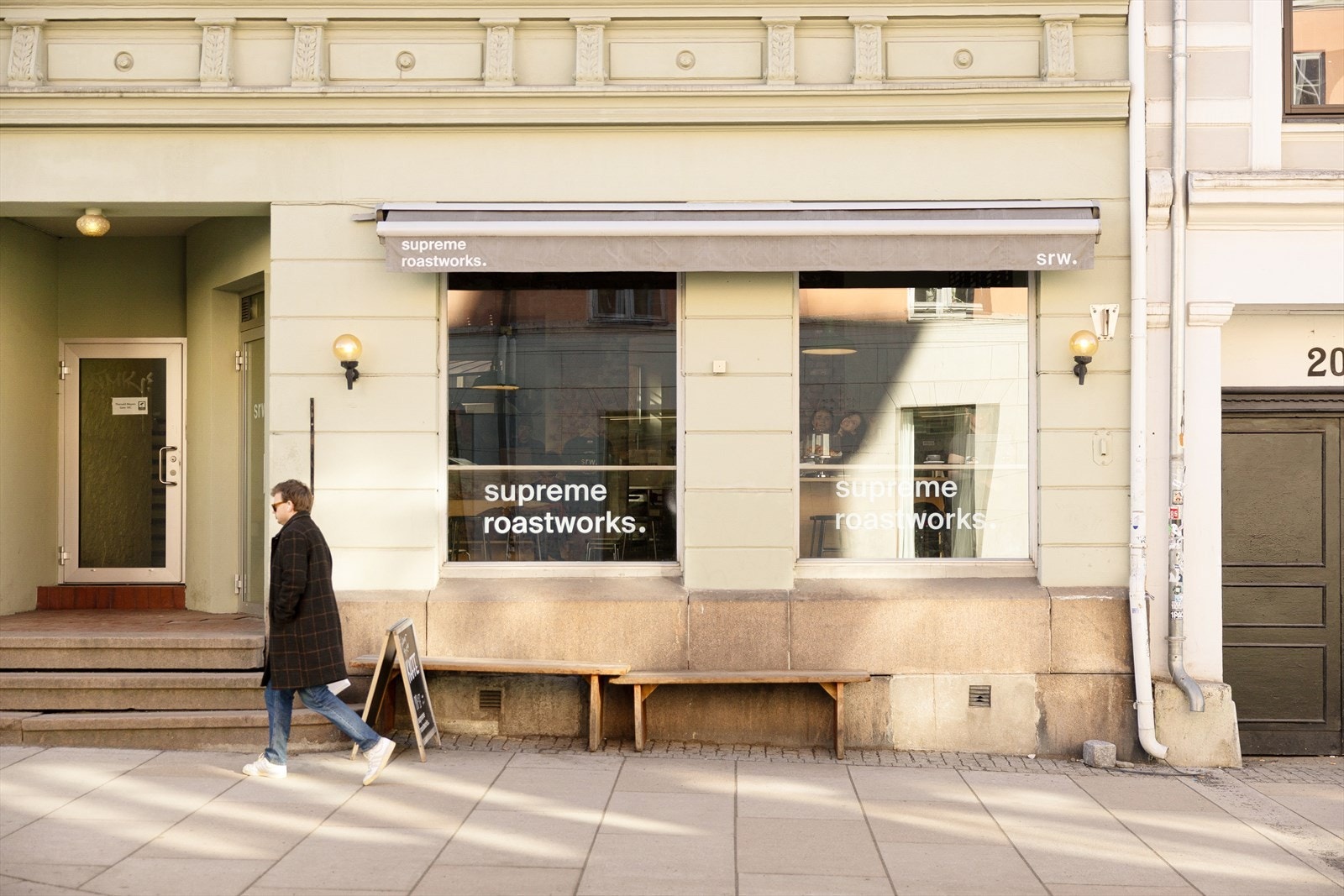 I samme bygg har man bl.a. Supreme Roastworks som er godt kjent for sine gode og unike kaffesmaker, og blomsterbutikken Winther Blomst hvor man får kjøpt vakre blomster og oppsatser. Galleribilde