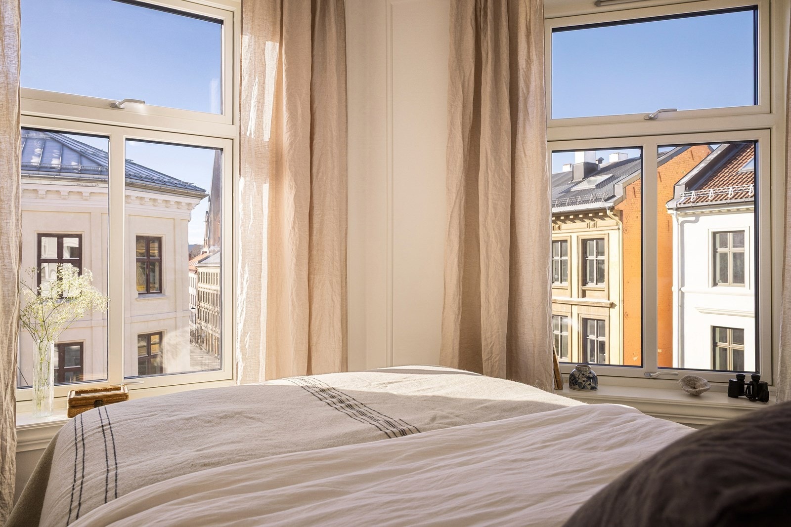 Soverommet er plassert i enden av bygget som gjør at man har vinduer på to vegger Galleribilde