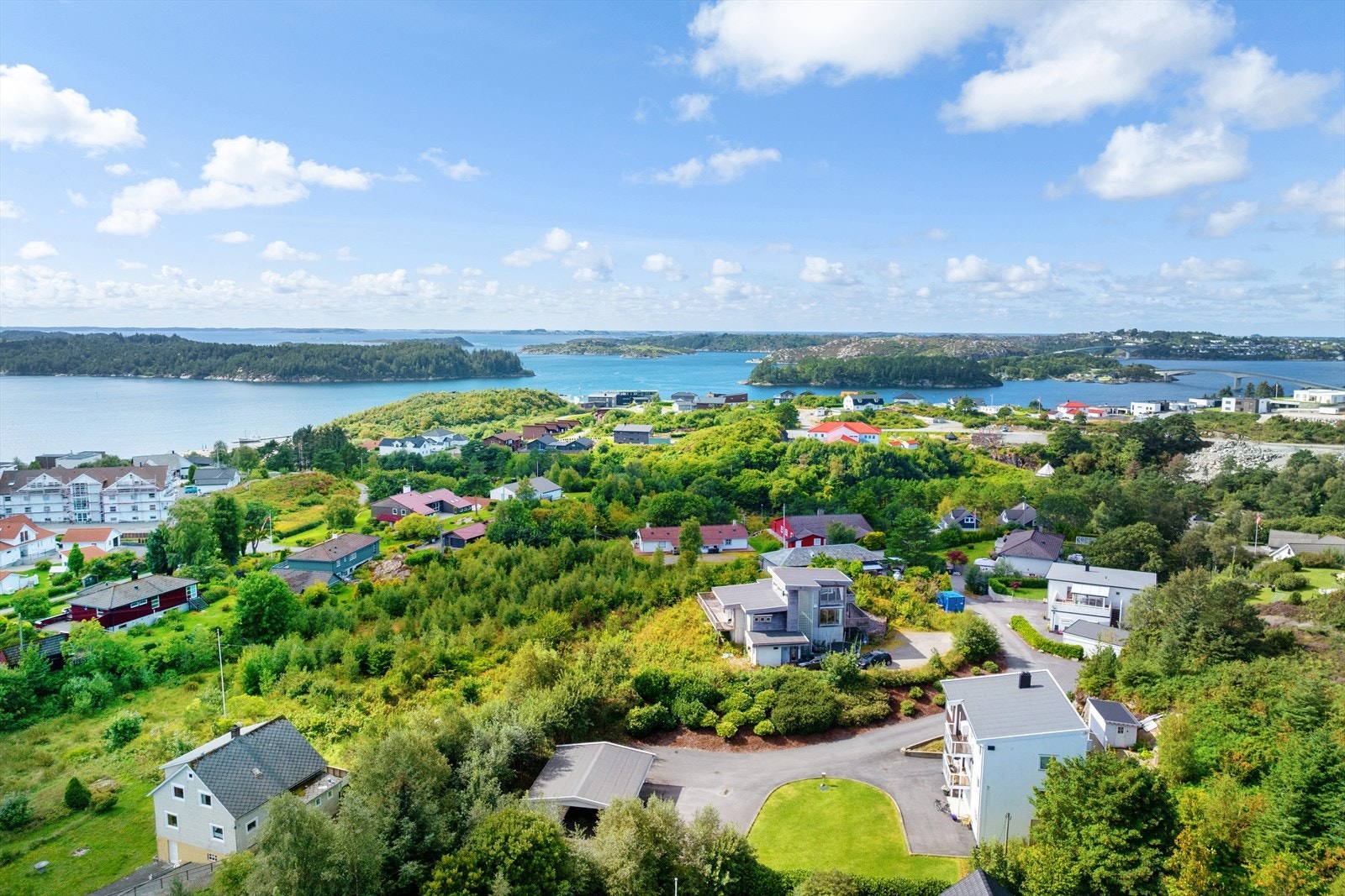 Nedenfor barneskolen ligger Casa Mia Ristorante, og ved Prestaneset ligger sommeråpen Casa Mia kafé. Ved Prestaneset finner du populær sandstrand og gjestehavn. Galleribilde