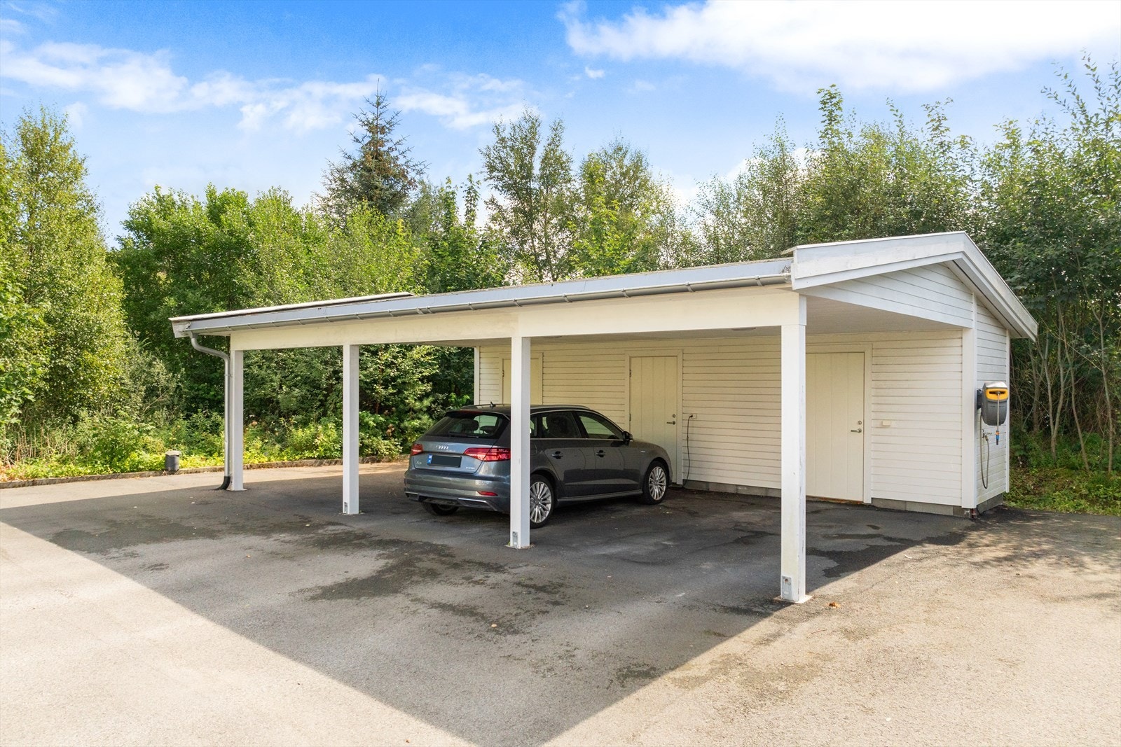 Leiligheten har tilhørende parkering i carport med bod i bakkant. Galleribilde