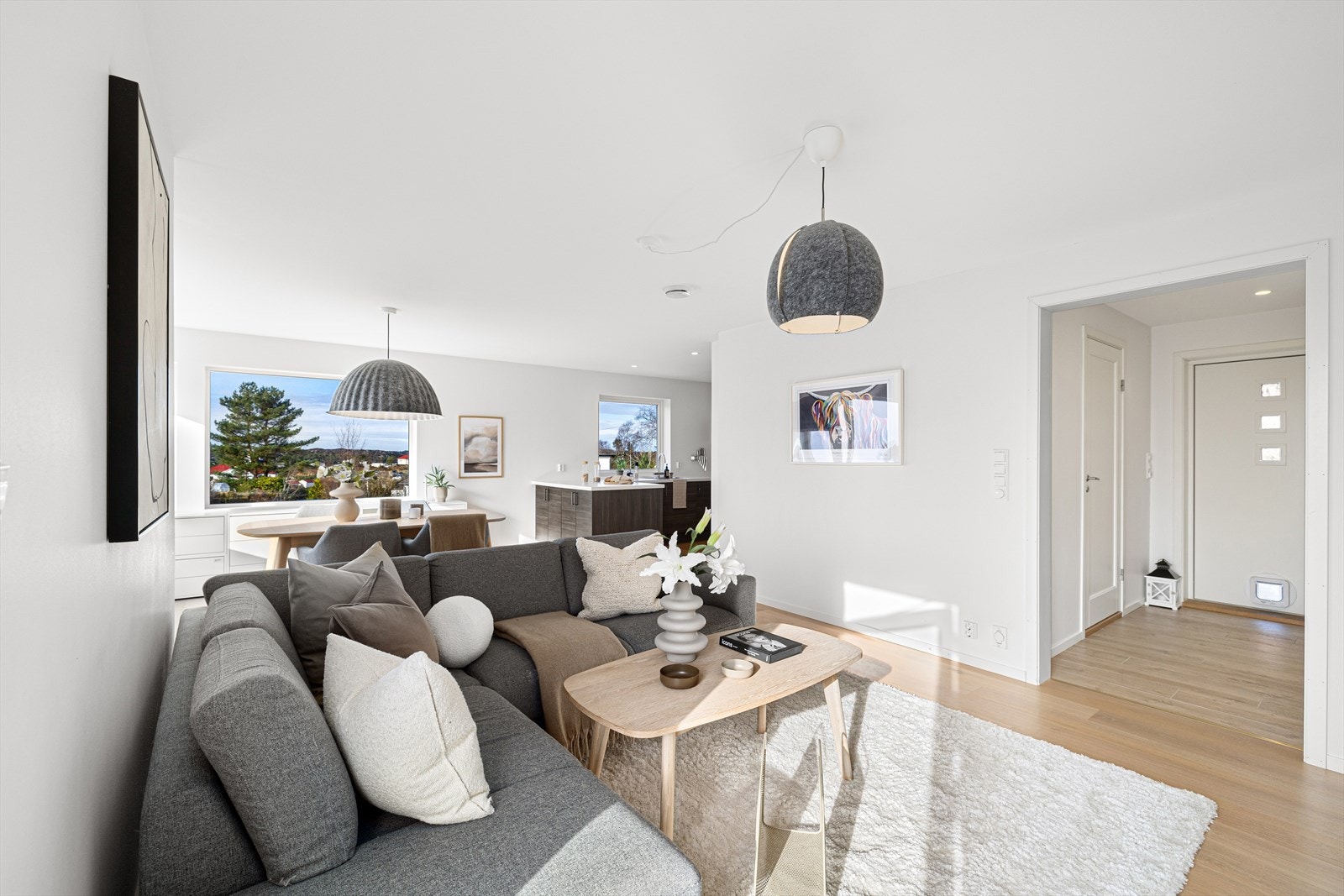 Velkommen inn i lys og trivelig stue! Her er god plass til både sitte- og spisegruppe. Galleribilde