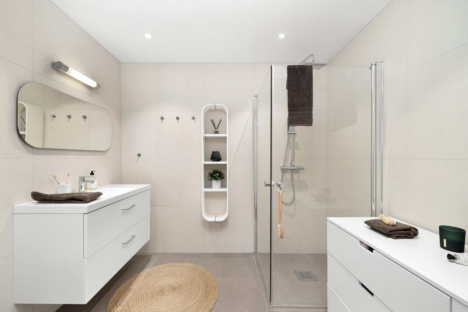Baderommet er helfliset og har varme i gulv. Galleribilde