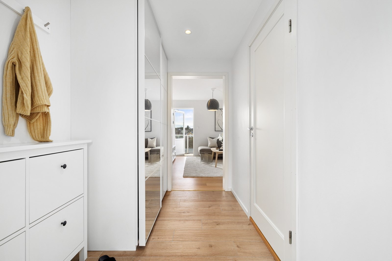 Entréen er romslig, med god plass til å henge fra seg yttertøy. Galleribilde