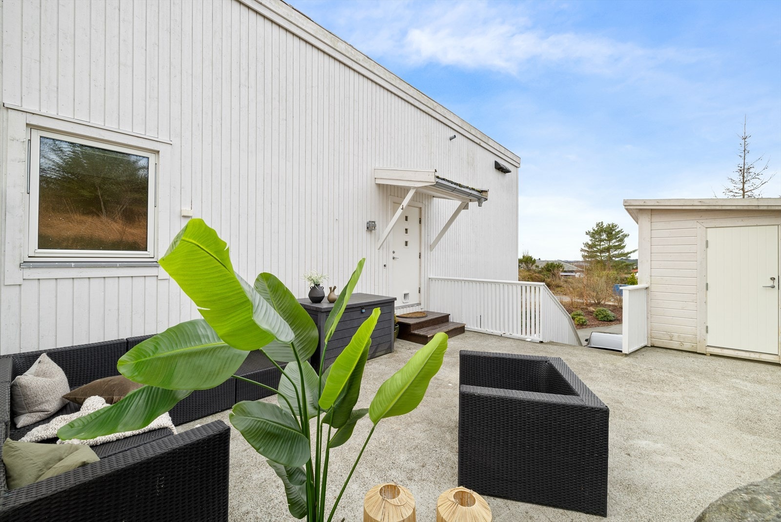 Leiligheten har støpt terrassedekke på ca. 30 m² ved inngangspartiet utvendig frittstående bod med snekkerbenk. Galleribilde
