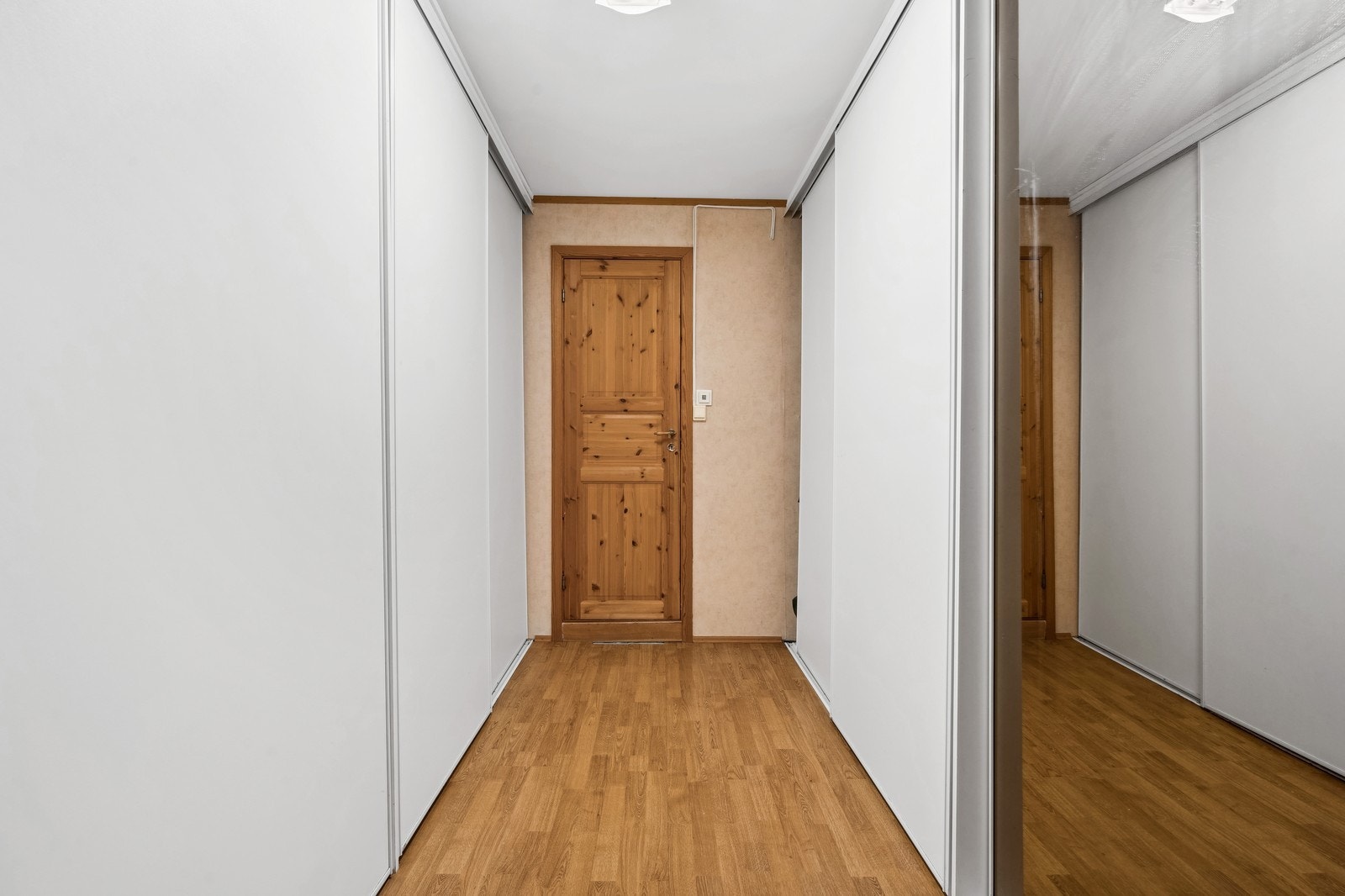 Leiligheten har stor skyvedørsgarderobe mellom soverommene. Galleribilde