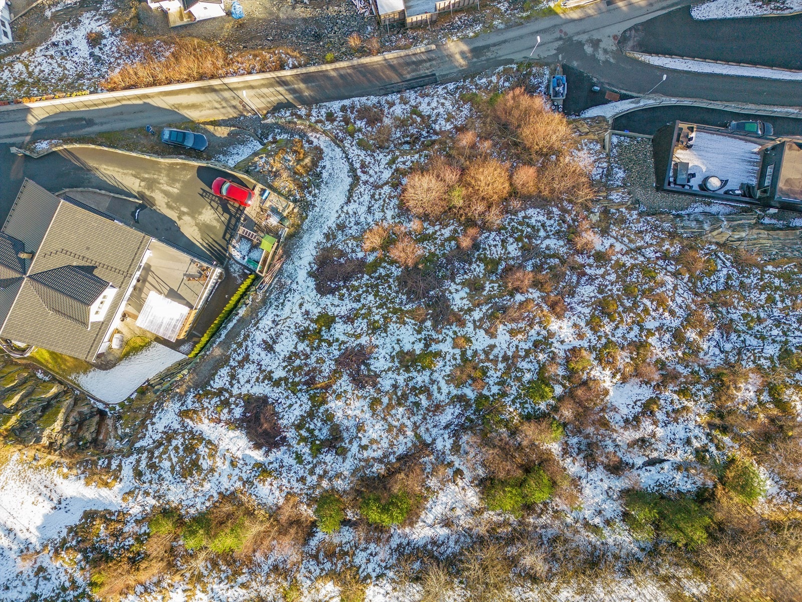 Vann og avløp lagt helt frem til tomtegrense. Kart over grenser er vedlagt eiendommens prospekt Galleribilde